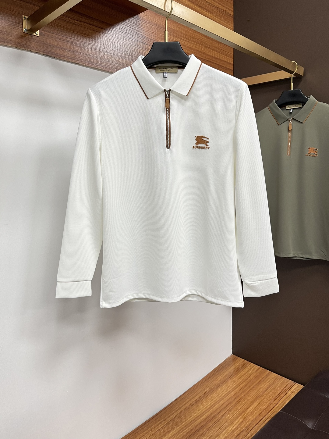 NO:608076,Burberry exclusively provides high-end custom-made new original men's Polo long sleeves. High version. Fashionable and versatile original imported pure cotton fabric. Logo design on the chest. Super soft and delicate feel. Skin-friendly and comfortable to wear. High-end boutique. The upper body is finely made by the factory. It is a must-have item for men. Complete with three standards. Size M-4XL. Multi-color, burberry, alexander wang19860909巴宝莉 独家专供新款原单男士Polo长袖高端定制 高版本 时尚百搭爆款原版进口纯棉面料 胸前logo图案设计 手感超柔软细腻 穿着亲肤舒适 高端精品 代工厂精细做上身非常赞 男士必备单品 三标齐全 码数M-4XL 多颜色,,burberry,alexander wang,Men's clothing