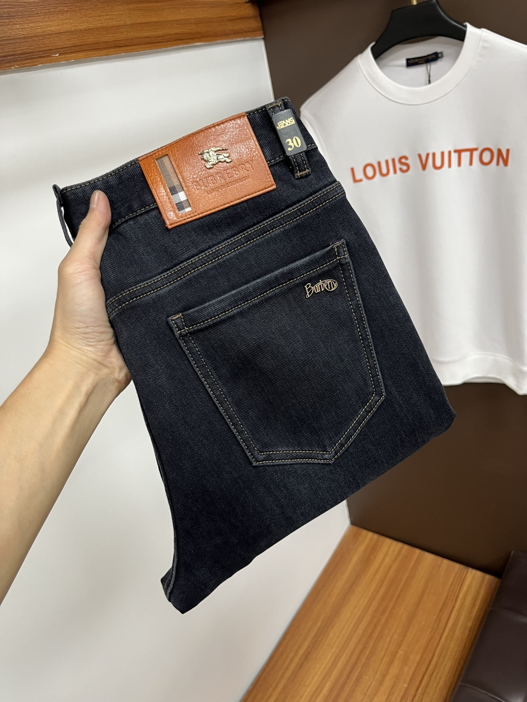 NO:610301,Burberry's 2025 autumn latest jeans are stress-free when entering and leaving the store. Best-selling models in the counter. Taste and value are shared. Very comfortable to wear. Low-key yet luxurious. Very classy to wear. Needless to say the trousers style and cut. The upper body is exquisite and vivid. Real first-class top quality. Really palace-level casual pants, using Turkish cotton to produce the most famous denim. Excellent quality. Heavy washing makes the pants very soft. Straight-footed version.  Don't be picky, the upper body is absolutely stylish QD25 is extremely luxurious!  Size 29-38,,burberry,jeans,alexander wang19860909巴宝莉 2025年秋季最新品牛仔裤出入专卖店无压力 专柜热销款 品味与价值共享 身穿着非常舒适 低调不失奢华 穿出去非常有档次,裤型款式和裁剪亦无需多言 上身精致跃然.真正一等一顶级质料 真正殿堂级的休闲裤,选用土耳其的棉花 生产出最有名的单宁布 品质卓然 经过重水洗使得裤子很柔软 直脚的版型 不挑人 上身绝对的有型 QD25 极度奢华！尺码29-38,,burberry,jeans,alexander wang,Men's clothing