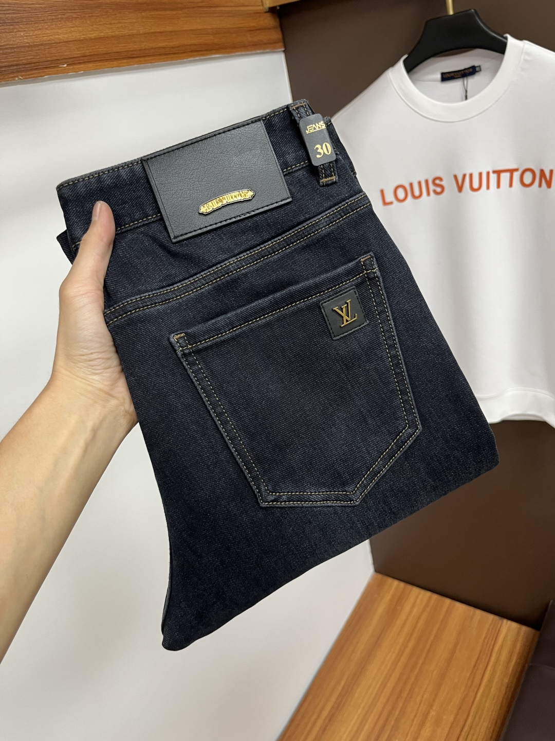 NO:610306,LV's latest 2025 autumn jeans are stress-free in and out of the store. Best-selling models in the counter. Taste and value are shared. Very comfortable to wear. Low-key yet luxurious. Very classy to wear. Needless to say the trousers style and cut. The upper body is exquisite and vivid. Real first-class top quality. Really top-level casual pants, using Turkish cotton. The most famous denim is produced. The quality is outstanding. After heavy washing, the pants are very soft. The straight-leg version is not picky.  The upper body is absolutely stylish QD25 is extremely luxurious!  Size 29-38,,louis vuitton,jeans,alexander wang19860909LV 2025年秋季最新品牛仔裤出入专卖店无压力 专柜热销款 品味与价值共享 身穿着非常舒适 低调不失奢华 穿出去非常有档次,裤型款式和裁剪亦无需多言 上身精致跃然.真正一等一顶级质料 真正殿堂级的休闲裤,选用土耳其的棉花 生产出最有名的单宁布 品质卓然 经过重水洗使得裤子很柔软 直脚的版型 不挑人 上身绝对的有型 QD25 极度奢华！尺码29-38,,louis vuitton,jeans,alexander wang,Men's clothing
