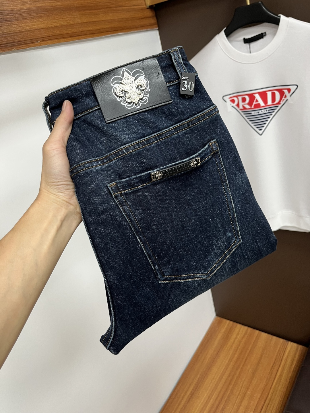 NO:610309,Kroxin's latest jeans in the fall of 2025 are stress-free when entering and leaving the store. Best-selling models in the counter. Taste and value are shared. Very comfortable to wear. Low-key yet luxurious. Very classy to wear. Needless to say the trousers style and cut. The upper body is exquisite and lively. Real first-class top quality materials. Really palace-level casual pants, using Turkish cotton. The most famous denim fabric is produced. The quality is outstanding. After heavy washing, the pants are very soft. Straight-leg version.  Don't be picky, the upper body is absolutely stylish QD25 is extremely luxurious!  Size 29-38,,chrome hearts,jeans,alexander wang19860909克罗心 2025年秋季最新品牛仔裤出入专卖店无压力 专柜热销款 品味与价值共享 身穿着非常舒适 低调不失奢华 穿出去非常有档次,裤型款式和裁剪亦无需多言 上身精致跃然.真正一等一顶级质料 真正殿堂级的休闲裤,选用土耳其的棉花 生产出最有名的单宁布 品质卓然 经过重水洗使得裤子很柔软 直脚的版型 不挑人 上身绝对的有型 QD25 极度奢华！尺码29-38,,chrome hearts,jeans,alexander wang,Men's clothing