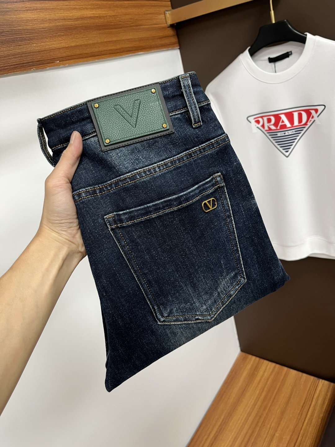 NO:610314,LV's latest 2025 autumn jeans are stress-free in and out of the store. Best-selling models in the counter. Taste and value are shared. Very comfortable to wear. Low-key yet luxurious. Very classy to wear. Needless to say the trousers style and cut. The upper body is exquisite and vivid. Real first-class top quality. Really top-level casual pants, using Turkish cotton. The most famous denim is produced. The quality is outstanding. After heavy washing, the pants are very soft. The straight-leg version is not picky.  The upper body is absolutely stylish QD25 is extremely luxurious!  Size 29-38,,louis vuitton,jeans,alexander wang19860909LV 2025年秋季最新品牛仔裤出入专卖店无压力 专柜热销款 品味与价值共享 身穿着非常舒适 低调不失奢华 穿出去非常有档次,裤型款式和裁剪亦无需多言 上身精致跃然.真正一等一顶级质料 真正殿堂级的休闲裤,选用土耳其的棉花 生产出最有名的单宁布 品质卓然 经过重水洗使得裤子很柔软 直脚的版型 不挑人 上身绝对的有型 QD25 极度奢华！尺码29-38,,louis vuitton,jeans,alexander wang,Men's clothing