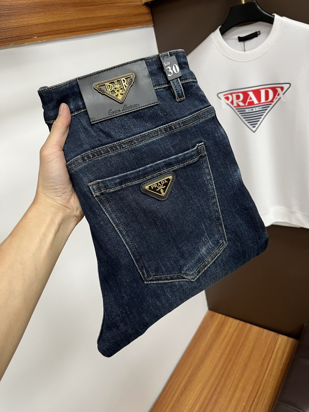 NO:610319,Prada's latest 2025 autumn jeans are stress-free in the store. Best-selling models in the counter. Taste and value are shared. Very comfortable to wear. Low-key yet luxurious. Very classy to wear. Needless to say the trousers style and cut. The upper body is exquisite and vivid. Real first-class top quality materials. Really palace-level casual pants, using Turkish cotton to produce the most famous denim. Excellent quality. Heavy washing makes the pants very soft. Straight-footed version.  Don't be picky, the upper body is absolutely stylish QD25 is extremely luxurious!  Size 29-38,,prada,jeans,alexander wang19860909普拉达 2025年秋季最新品牛仔裤出入专卖店无压力 专柜热销款 品味与价值共享 身穿着非常舒适 低调不失奢华 穿出去非常有档次,裤型款式和裁剪亦无需多言 上身精致跃然.真正一等一顶级质料 真正殿堂级的休闲裤,选用土耳其的棉花 生产出最有名的单宁布 品质卓然 经过重水洗使得裤子很柔软 直脚的版型 不挑人 上身绝对的有型 QD25 极度奢华！尺码29-38,,prada,jeans,alexander wang,Men's clothing