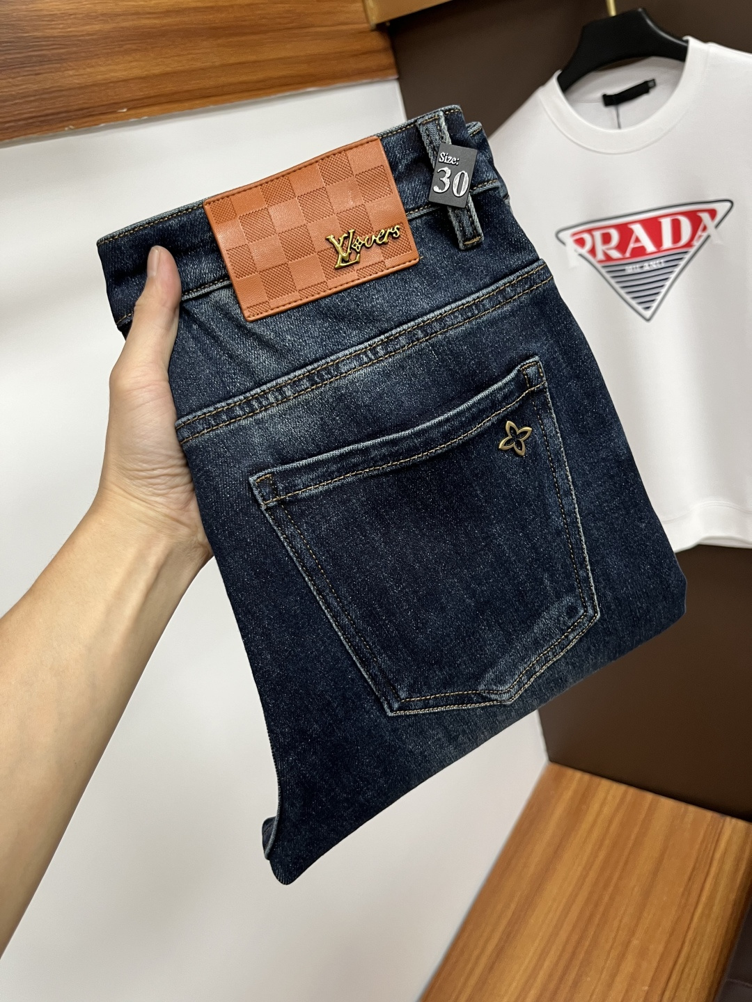 NO:610324,LV's latest 2025 autumn jeans are stress-free in and out of the store. Best-selling models in the counter. Taste and value are shared. Very comfortable to wear. Low-key yet luxurious. Very classy to wear. Needless to say the trousers style and cut. The upper body is exquisite and vivid. Real first-class top quality. Really top-level casual pants, using Turkish cotton. The most famous denim is produced. The quality is outstanding. After heavy washing, the pants are very soft. The straight-leg version is not picky.  The upper body is absolutely stylish QD25 is extremely luxurious!  Size 29-38,,louis vuitton,jeans,alexander wang19860909LV 2025年秋季最新品牛仔裤出入专卖店无压力 专柜热销款 品味与价值共享 身穿着非常舒适 低调不失奢华 穿出去非常有档次,裤型款式和裁剪亦无需多言 上身精致跃然.真正一等一顶级质料 真正殿堂级的休闲裤,选用土耳其的棉花 生产出最有名的单宁布 品质卓然 经过重水洗使得裤子很柔软 直脚的版型 不挑人 上身绝对的有型 QD25 极度奢华！尺码29-38,,louis vuitton,jeans,alexander wang,Men's clothing