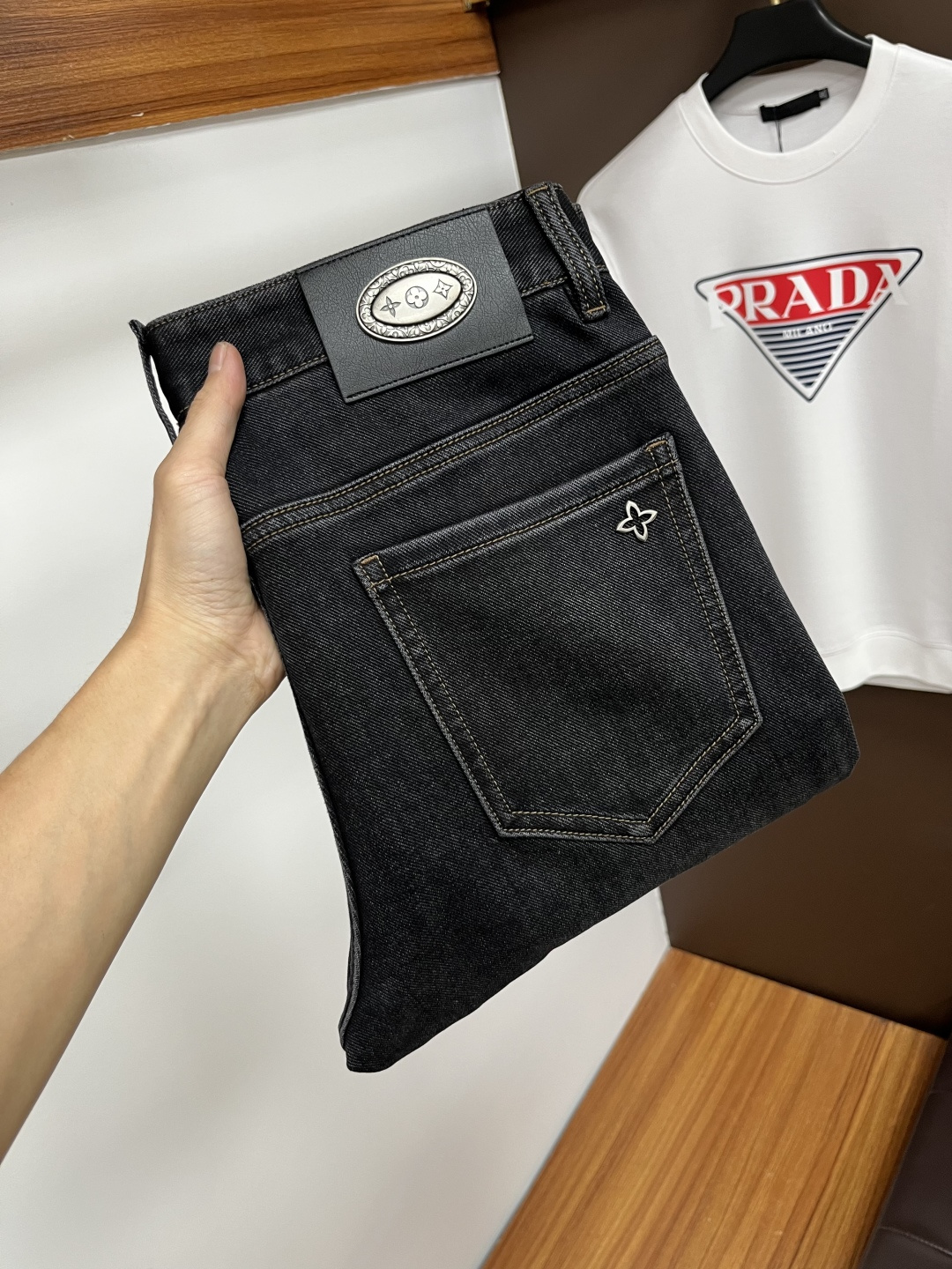 NO:610333,LV's latest 2025 autumn jeans are stress-free in and out of the store. Best-selling models in the counter. Taste and value are shared. Very comfortable to wear. Low-key yet luxurious. Very classy to wear. Needless to say the trousers style and cut. The upper body is exquisite and vivid. Real first-class top quality. Really top-level casual pants, using Turkish cotton. The most famous denim is produced. The quality is outstanding. After heavy washing, the pants are very soft. The straight-leg version is not picky.  The upper body is absolutely stylish QD25 is extremely luxurious!  Size 29-38,,louis vuitton,jeans,alexander wang19860909LV 2025年秋季最新品牛仔裤出入专卖店无压力 专柜热销款 品味与价值共享 身穿着非常舒适 低调不失奢华 穿出去非常有档次,裤型款式和裁剪亦无需多言 上身精致跃然.真正一等一顶级质料 真正殿堂级的休闲裤,选用土耳其的棉花 生产出最有名的单宁布 品质卓然 经过重水洗使得裤子很柔软 直脚的版型 不挑人 上身绝对的有型 QD25 极度奢华！尺码29-38,,louis vuitton,jeans,alexander wang,Men's clothing