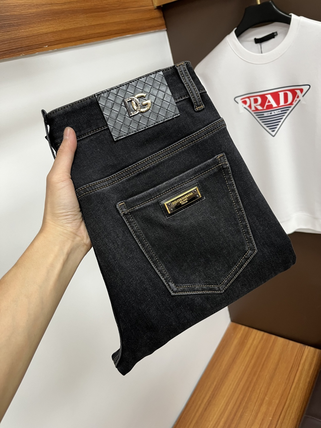 NO:610337,DG's latest 2025 autumn jeans are stress-free when entering and leaving the store. Best-selling models in the counter. Shared taste and value. Very comfortable to wear. Low-key yet luxurious. Very classy to wear. Needless to say the trousers style and cut. The upper body is exquisite and vivid. Real first-class top quality materials. Really top-level casual pants, using Turkish cotton. The most famous denim is produced. The quality is outstanding. After heavy washing, the pants are very soft. The straight-leg shape is not picky.  The upper body is absolutely stylish QD25 is extremely luxurious!  Size 29-38,,jeans,alexander wang19860909DG 2025年秋季最新品牛仔裤出入专卖店无压力 专柜热销款 品味与价值共享 身穿着非常舒适 低调不失奢华 穿出去非常有档次,裤型款式和裁剪亦无需多言 上身精致跃然.真正一等一顶级质料 真正殿堂级的休闲裤,选用土耳其的棉花 生产出最有名的单宁布 品质卓然 经过重水洗使得裤子很柔软 直脚的版型 不挑人 上身绝对的有型 QD25 极度奢华！尺码29-38,,jeans,alexander wang,Men's clothing