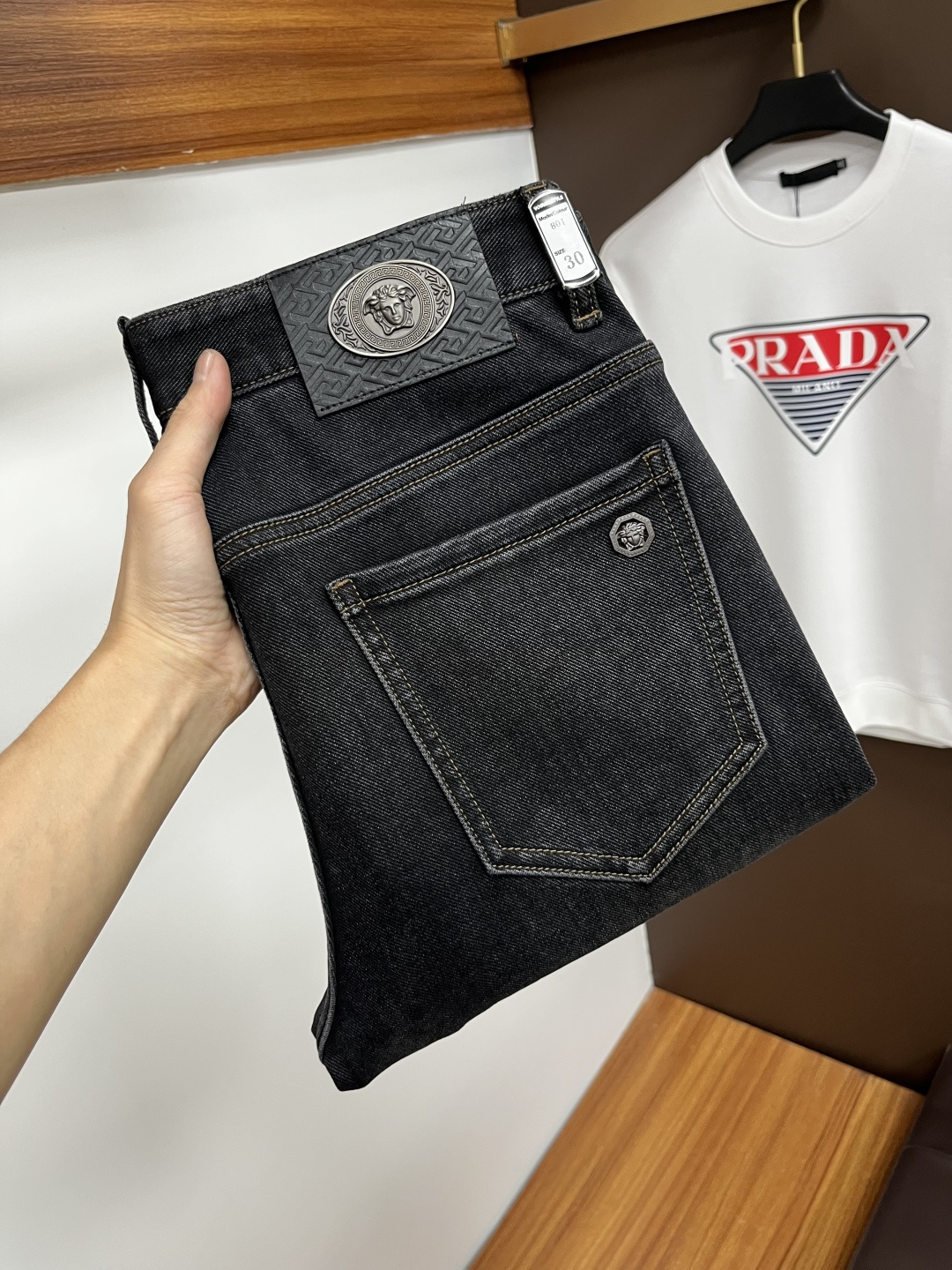 NO:610341,Versace's latest jeans in autumn 2025 are stress-free to enter and leave the store. Best-selling models in the counter. Taste and value are shared. Very comfortable to wear. Low-key yet luxurious. Very classy to wear. Needless to say the trousers style and cut. The upper body is exquisite and vivid. Real first-class top quality. Really palace-level casual pants, using Turkish cotton to produce the most famous denim. Excellent quality. Heavy washing makes the pants very soft. Straight-leg version.  Don't be picky, the upper body is absolutely stylish QD25 is extremely luxurious!  Size 29-38,,versace,jeans,alexander wang19860909范思哲 2025年秋季最新品牛仔裤出入专卖店无压力 专柜热销款 品味与价值共享 身穿着非常舒适 低调不失奢华 穿出去非常有档次,裤型款式和裁剪亦无需多言 上身精致跃然.真正一等一顶级质料 真正殿堂级的休闲裤,选用土耳其的棉花 生产出最有名的单宁布 品质卓然 经过重水洗使得裤子很柔软 直脚的版型 不挑人 上身绝对的有型 QD25 极度奢华！尺码29-38,,versace,jeans,alexander wang,Men's clothing