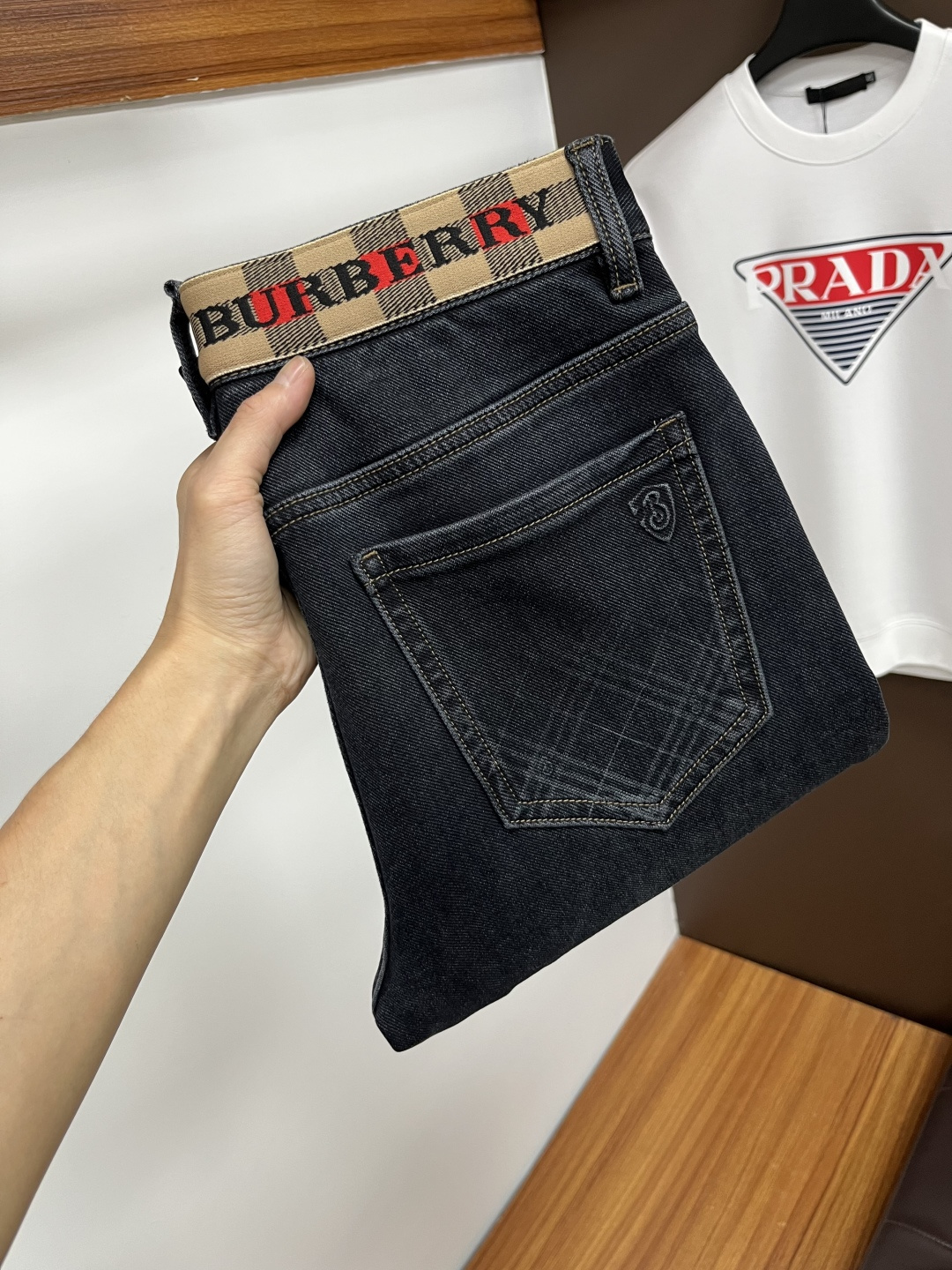 NO:610345,Burberry's 2025 autumn latest jeans are stress-free when entering and leaving the store. Best-selling models in the counter. Taste and value are shared. Very comfortable to wear. Low-key yet luxurious. Very classy to wear. Needless to say the trousers style and cut. The upper body is exquisite and vivid. Real first-class top quality. Really palace-level casual pants, using Turkish cotton to produce the most famous denim. Excellent quality. Heavy washing makes the pants very soft. Straight-footed version.  Don't be picky, the upper body is absolutely stylish QD25 is extremely luxurious!  Size 29-38,,burberry,jeans,alexander wang19860909巴宝莉 2025年秋季最新品牛仔裤出入专卖店无压力 专柜热销款 品味与价值共享 身穿着非常舒适 低调不失奢华 穿出去非常有档次,裤型款式和裁剪亦无需多言 上身精致跃然.真正一等一顶级质料 真正殿堂级的休闲裤,选用土耳其的棉花 生产出最有名的单宁布 品质卓然 经过重水洗使得裤子很柔软 直脚的版型 不挑人 上身绝对的有型 QD25 极度奢华！尺码29-38,,burberry,jeans,alexander wang,Men's clothing