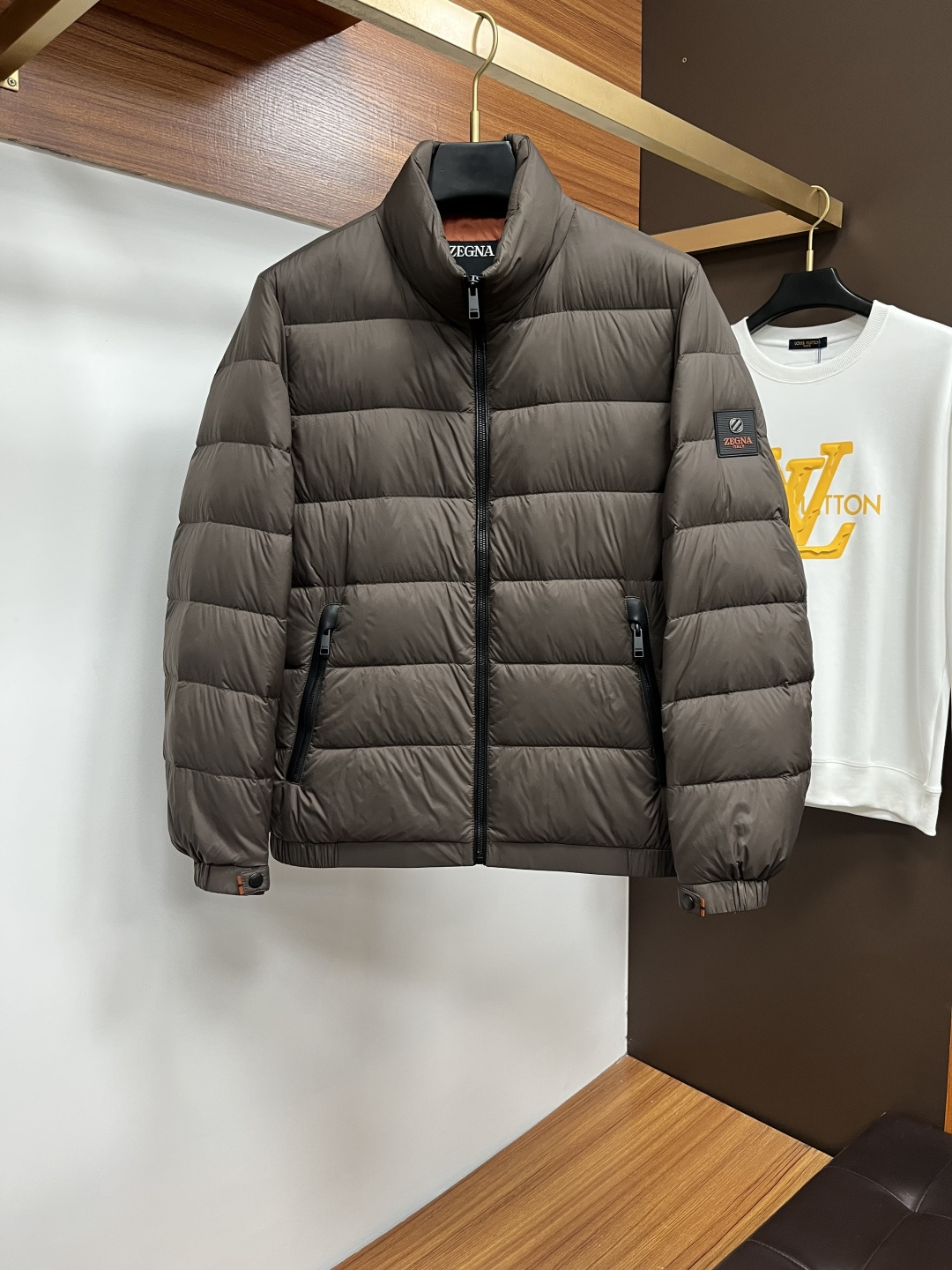 NO:610349,Burberry exclusively supplies new autumn and winter classic down jackets, hooded turtleneck down jackets. Trading company channels are rare.  A must-have warm item for cooling weather, it can be worn for daily life or outdoor sports. The fabric of this down jacket is smooth and shiny, wear-resistant, scratch-resistant and easy to care for. It is equipped with high-quality white goose down filling inside. It is paired with large square quilting technology to create a fluffy and full overall effect. It has good resilience and has a strong thermal insulation effect, so that you are not afraid of the cold outdoor weather in autumn and winter! Size: M-3xL,, burberry, down  jacket,hats,alexander wang19860909巴宝莉 独家专供秋冬新款经典羽绒服,连帽高领羽绒服 贸易公司渠道稀出, 降温天气必备的保暖单品,不论是日常还是户外运动都能穿.该羽绒服面料质感光滑亮泽,耐磨防刮易打理,内里配置优质白鹅绒埴充,在搭配大方格绗缝工艺,wt打造蓬松饱满的整体效果,回弹性好,兼顾强悍的保暖锁温效果,让你无惧秋冬季寒冷的户外天气! 尺码:M-3xL,,burberry,down jacket,hats,alexander wang,Men's clothing