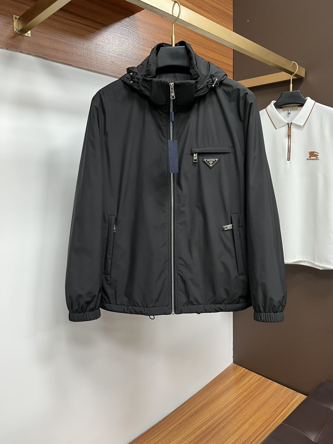 NO:610311,Burberry 2025 autumn and winter new jackets, top-quality fabrics. Original hardware accessories, synchronized with European counters, the upper body is more casual and generous, new luxury high-end customized accessories with original hardware from the counters!  Luxurious brand-specific logo embellishment design, the highest quality shipments in the market, original accessories, the ultimate in luxury!  Soft and comfortable. The upper body is very handsome!  Suitable for any scene!  Size: M-3XL,,burberry,jackets & coats,jackets & coats,alexander wang19860909巴宝莉 2025秋冬新款夹克外套,顶级面料.原版五金配件,欧洲专柜同步,上身更随意大方,专柜原版五金奢华高档定制配饰新作！奢华品牌特质logo点缀设计,市场最高品质出货、原版辅料,奢华极致！柔软舒适.上身爆帅！适合任意场景！码数:M-3XL,,burberry,jackets & coats,jackets & coats,alexander wang,Men's clothing