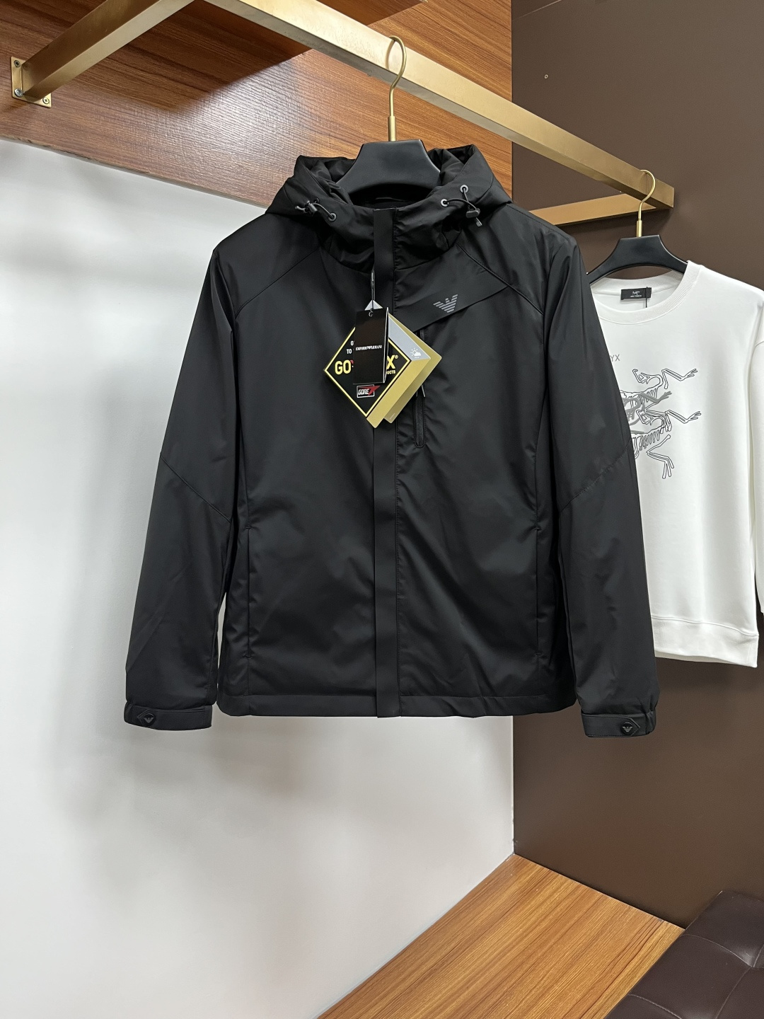 NO:610316,Armani 2025 autumn and winter new jackets, top-quality fabrics. Original hardware accessories, synchronized with European counters, the upper body is more casual and generous, new luxury high-end customized accessories with original hardware from the counters!  Luxurious brand-specific logo embellishment design, the highest quality shipments in the market, original accessories, the ultimate in luxury!  Soft and comfortable. The upper body is very handsome!  Suitable for any scene!  Size:L-4XL,,armani,jackets & coats,jackets & coats,alexander wang19860909阿玛尼 2025秋冬新款夹克外套,顶级面料.原版五金配件,欧洲专柜同步,上身更随意大方,专柜原版五金奢华高档定制配饰新作！奢华品牌特质logo点缀设计,市场最高品质出货、原版辅料,奢华极致！柔软舒适.上身爆帅！适合任意场景！码数:L-4XL,,armani,jackets & coats,jackets & coats,alexander wang,Men's clothing