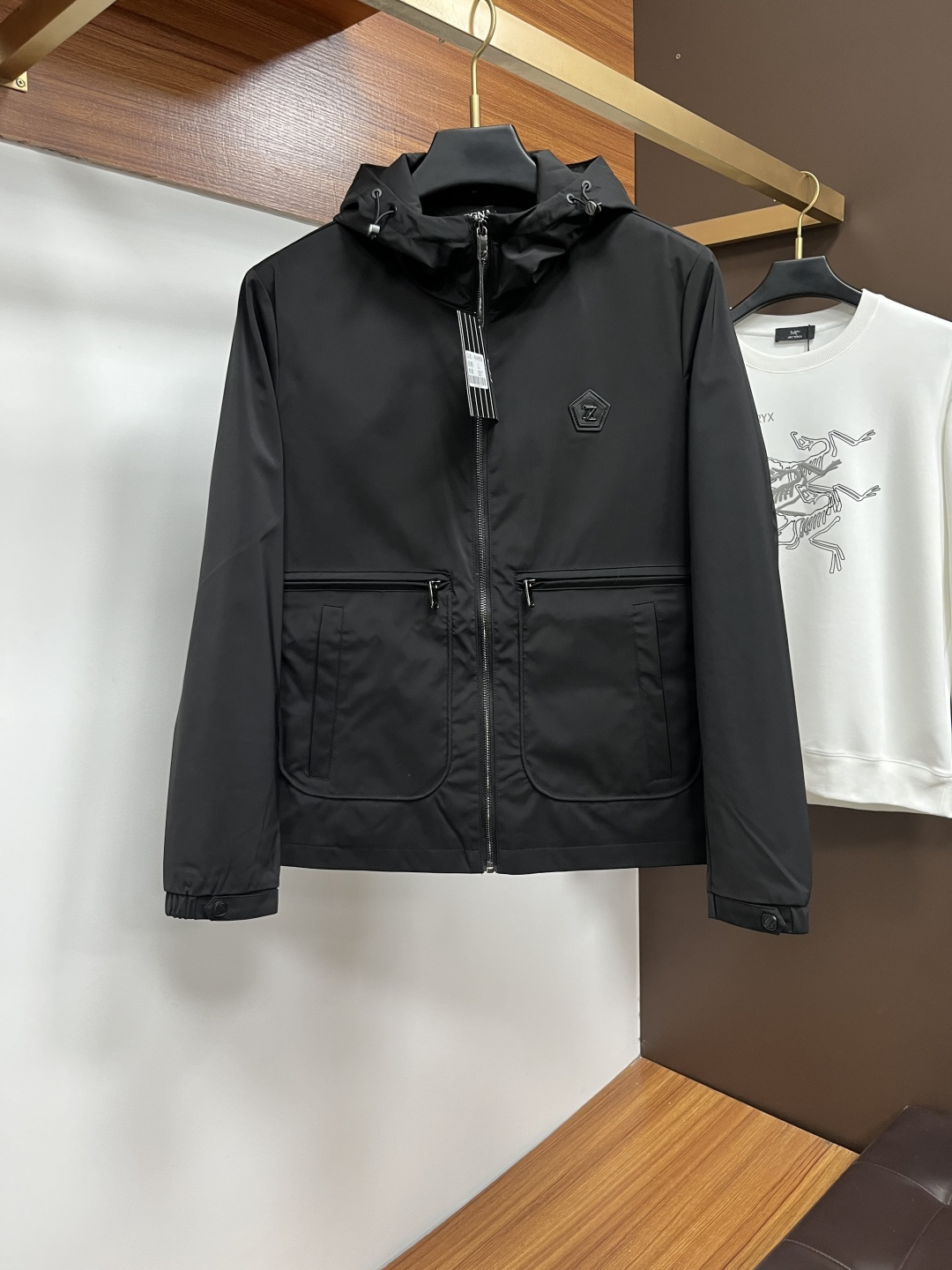 NO:610321,Ermenegildo Zegna 2025 new autumn and winter jackets, top-quality fabrics. Original hardware accessories, synchronized with European counters, the upper body is more casual and elegant, new luxury high-end customized accessories with original hardware from the counters!  Luxurious brand-specific logo embellishment design, the highest quality shipments in the market, original accessories, the ultimate in luxury!  Soft and comfortable. The upper body is very handsome!  Suitable for any scene!  Size:L-4XL,,zegna,jackets & coats,jackets & coats,alexander wang19860909杰尼亚 2025秋冬新款夹克外套,顶级面料.原版五金配件,欧洲专柜同步,上身更随意大方,专柜原版五金奢华高档定制配饰新作！奢华品牌特质logo点缀设计,市场最高品质出货、原版辅料,奢华极致！柔软舒适.上身爆帅！适合任意场景！码数:L-4XL,,zegna,jackets & coats,jackets & coats,alexander wang,Men's clothing