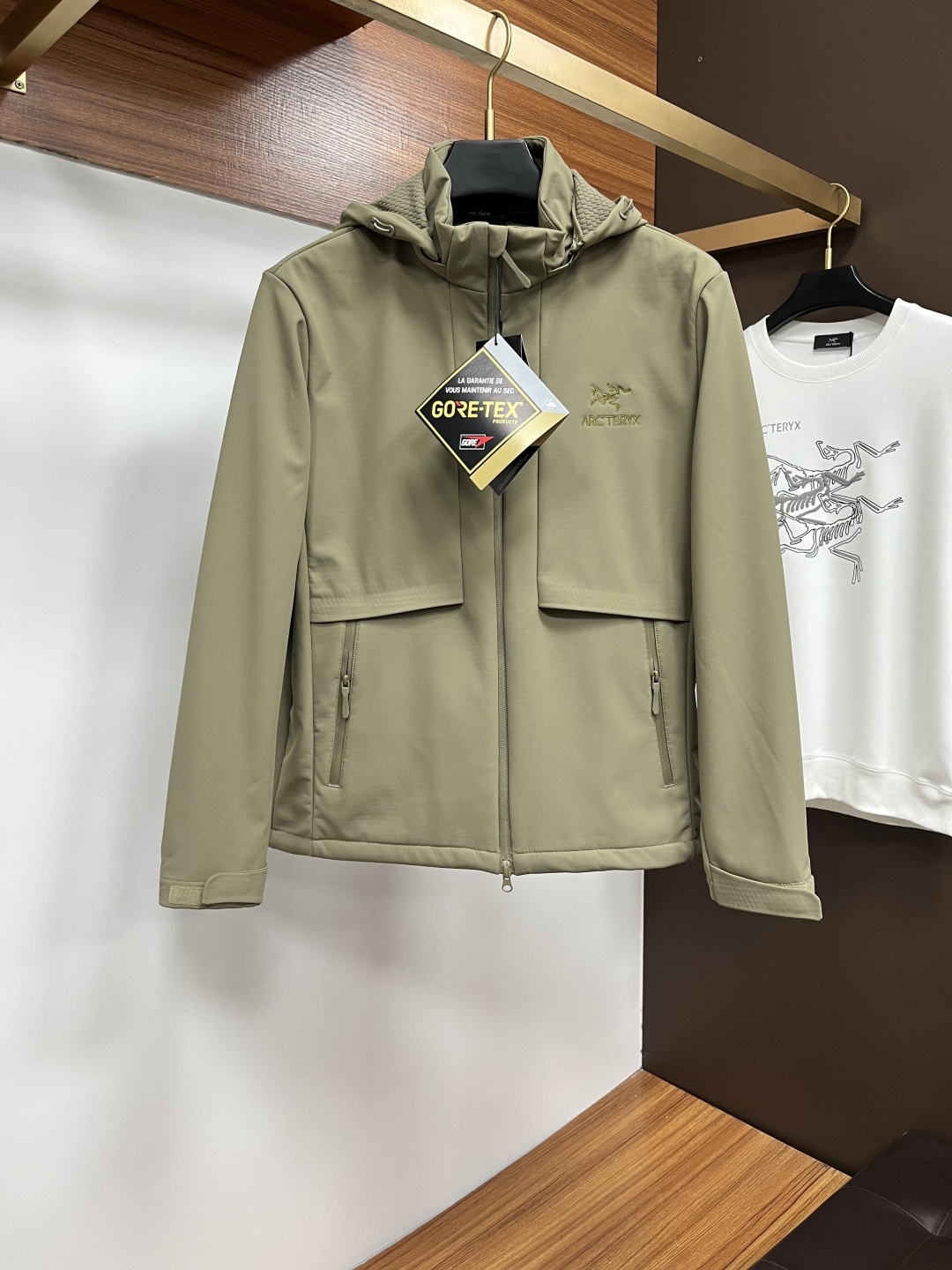 NO:610325,Arc'teryx 2025 new autumn and winter jackets, top-quality fabrics. Original hardware accessories, synchronized with European counters, the upper body is more casual and generous, new luxury high-end customized accessories with original hardware from the counters!  Luxurious brand-specific logo embellishment design, the highest quality shipments in the market, original accessories, the ultimate in luxury!  Soft and comfortable. The upper body is very handsome!  Suitable for any scene!  Size: L-4XL,arc'teryx,jackets & coats,jackets & coats,alexander wang19860909始祖鸟 2025秋冬新款夹克外套,顶级面料.原版五金配件,欧洲专柜同步,上身更随意大方,专柜原版五金奢华高档定制配饰新作！奢华品牌特质logo点缀设计,市场最高品质出货、原版辅料,奢华极致！柔软舒适.上身爆帅！适合任意场景！码数:L-4XL,arc'teryx,jackets & coats,jackets & coats,alexander wang,Men's clothing