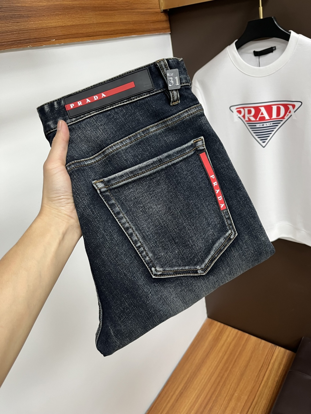 NO:612521,Prada [2025 Winter New Product] European Station Men's Business Casual Jeans When business meets leisure, when classics collide with fashion, in the autumn of 2025, we bring you new European station men's business casual jeans!  Selected high-quality fabrics are soft, comfortable, and highly breathable, allowing you to stay fresh and comfortable during a busy workday. The design is simple yet stylish, perfectly blending business and leisure elements. Whether it is the office or a weekend party, you can easily control it and show your unique taste. Meet your dressing needs for different occasions and rejuvenate your wardrobe. QDK  Slim tailoring fits the body shape, highlighting a man's erectness and confidence. The details show ingenuity, and every stitch is carefully polished to ensure both quality and comfort. Sizes 29-40, prada, jeans, alexander wang19860909普拉达【2025冬季新品】欧洲站男士商务休闲牛仔裤 当商务遇上休闲,当经典碰撞时尚,2025年秋季,我们为您带来全新欧洲站男士商务休闲牛仔裤！ 精选高品质面料,柔软舒适,透气性极佳,让您在繁忙的工作日中依然保持清爽与自在. 设计简约而不失格调,完美融合商务与休闲元素,无论是办公室还是周末聚会,都能轻松驾驭,展现您的独特品味. 满足您不同场合的穿搭需求,让您的衣橱焕发新生.QDK 修身剪裁,贴合身形,凸显男士的挺拔与自信.细节之处彰显匠心,每一个针脚都经过精心打磨,确保品质与舒适并存. 尺码29-40,,prada,jeans,alexander wang,Men's clothing