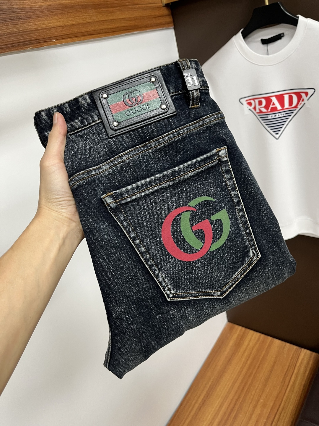 NO:612533,Gucci [2025 Winter New Product] European Station Men's Business Casual Jeans When business meets leisure, when classics collide with fashion, in the autumn of 2025, we bring you new European station men's business casual jeans!  Selected high-quality fabrics are soft, comfortable, and highly breathable, allowing you to stay fresh and comfortable during a busy workday. The design is simple yet stylish, perfectly blending business and leisure elements. Whether it is the office or a weekend party, you can easily control it and show your unique taste. Meet your dressing needs for different occasions and rejuvenate your wardrobe. QDK  Slim-fitting tailoring fits the body shape, highlighting a man's erectness and confidence. The details show ingenuity, and every stitch is carefully polished to ensure both quality and comfort. Sizes 29-40,,jeans,alexander wang19860909古奇【2025冬季新品】欧洲站男士商务休闲牛仔裤 当商务遇上休闲,当经典碰撞时尚,2025年秋季,我们为您带来全新欧洲站男士商务休闲牛仔裤！ 精选高品质面料,柔软舒适,透气性极佳,让您在繁忙的工作日中依然保持清爽与自在. 设计简约而不失格调,完美融合商务与休闲元素,无论是办公室还是周末聚会,都能轻松驾驭,展现您的独特品味. 满足您不同场合的穿搭需求,让您的衣橱焕发新生.QDK 修身剪裁,贴合身形,凸显男士的挺拔与自信.细节之处彰显匠心,每一个针脚都经过精心打磨,确保品质与舒适并存. 尺码29-40,,jeans,alexander wang,Men's clothing