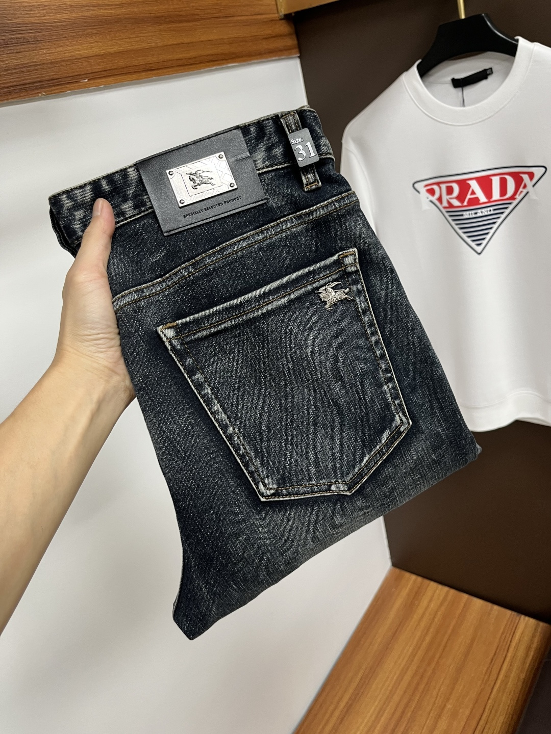 NO:612539,Burberry [2025 Winter New Product] European Station Men's Business Casual Jeans When business meets leisure, when classics collide with fashion, in the autumn of 2025, we bring you new European station men's business casual jeans!  Selected high-quality fabrics are soft, comfortable, and highly breathable, allowing you to stay fresh and comfortable during a busy workday. The design is simple yet stylish, perfectly blending business and leisure elements. Whether it is the office or a weekend party, you can easily control it and show your unique taste. Meet your dressing needs for different occasions and rejuvenate your wardrobe. QDK  Slim tailoring fits the body shape, highlighting a man's erectness and confidence. The details show ingenuity, and every stitch is carefully polished to ensure both quality and comfort. Sizes 29-40,, burberry, jeans, alexander wang19860909巴宝莉【2025冬季新品】欧洲站男士商务休闲牛仔裤 当商务遇上休闲,当经典碰撞时尚,2025年秋季,我们为您带来全新欧洲站男士商务休闲牛仔裤！ 精选高品质面料,柔软舒适,透气性极佳,让您在繁忙的工作日中依然保持清爽与自在. 设计简约而不失格调,完美融合商务与休闲元素,无论是办公室还是周末聚会,都能轻松驾驭,展现您的独特品味. 满足您不同场合的穿搭需求,让您的衣橱焕发新生.QDK 修身剪裁,贴合身形,凸显男士的挺拔与自信.细节之处彰显匠心,每一个针脚都经过精心打磨,确保品质与舒适并存. 尺码29-40,,burberry,jeans,alexander wang,Men's clothing