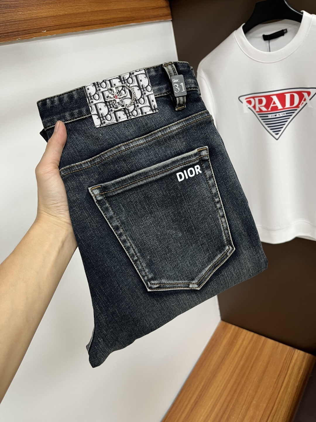 NO:612545,Dior [2025 Winter New Product] European Station Men's Business Casual Jeans When business meets leisure, when classics collide with fashion, in the autumn of 2025, we bring you new European station men's business casual jeans!  Selected high-quality fabrics are soft, comfortable, and highly breathable, allowing you to stay fresh and comfortable during a busy workday. The design is simple yet stylish, perfectly blending business and leisure elements. Whether it is the office or a weekend party, you can easily control it and show your unique taste. Meet your dressing needs for different occasions and rejuvenate your wardrobe. QDK  Slim tailoring fits the body shape, highlighting a man's erectness and confidence. The details show ingenuity, and every stitch is carefully polished to ensure both quality and comfort. Sizes 29-40, dior, jeans, alexander wang19860909迪奥【2025冬季新品】欧洲站男士商务休闲牛仔裤 当商务遇上休闲,当经典碰撞时尚,2025年秋季,我们为您带来全新欧洲站男士商务休闲牛仔裤！ 精选高品质面料,柔软舒适,透气性极佳,让您在繁忙的工作日中依然保持清爽与自在. 设计简约而不失格调,完美融合商务与休闲元素,无论是办公室还是周末聚会,都能轻松驾驭,展现您的独特品味. 满足您不同场合的穿搭需求,让您的衣橱焕发新生.QDK 修身剪裁,贴合身形,凸显男士的挺拔与自信.细节之处彰显匠心,每一个针脚都经过精心打磨,确保品质与舒适并存. 尺码29-40,,dior,jeans,alexander wang,Men's clothing