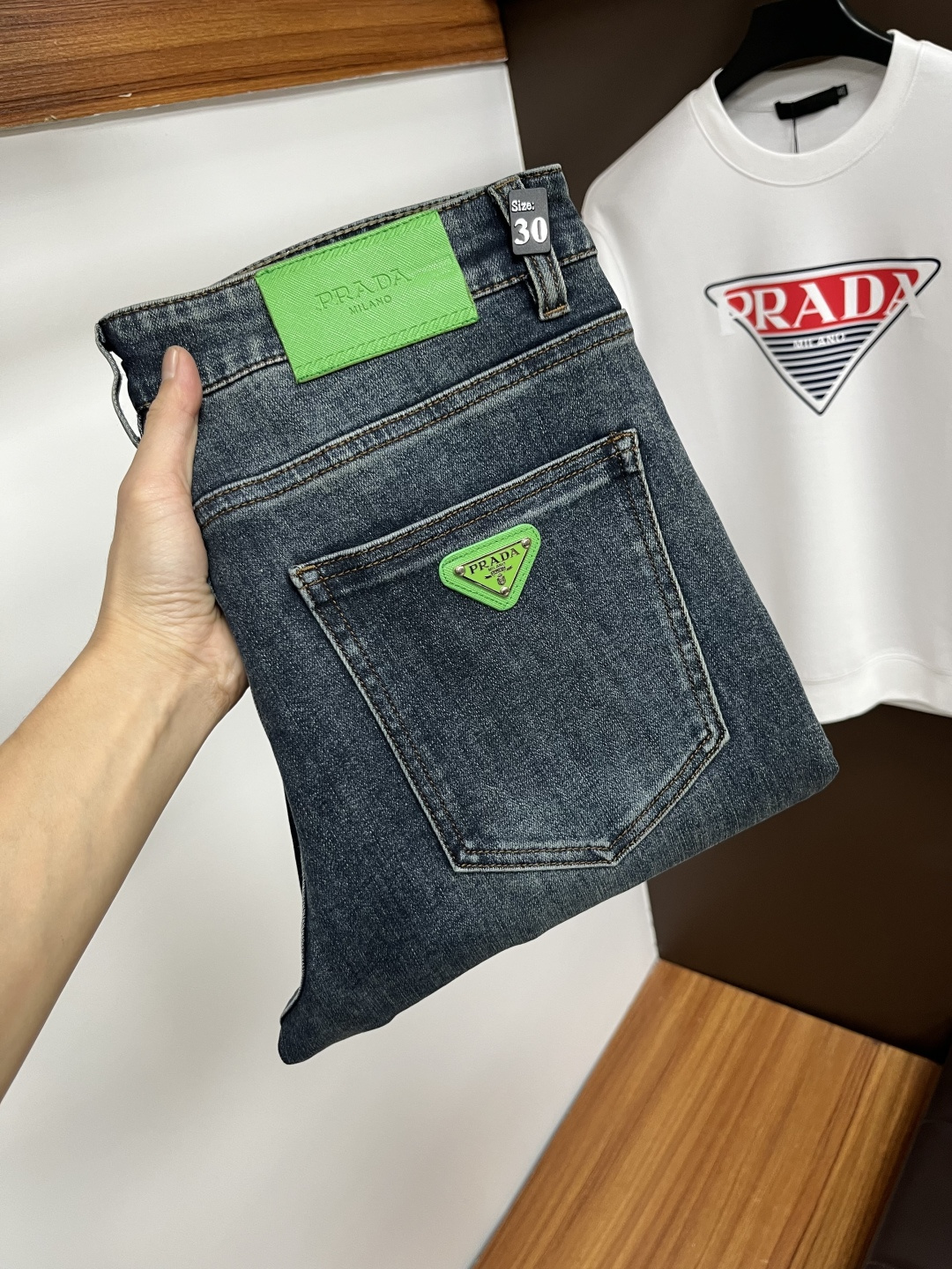 NO:612549,Prada [2025 Winter New Product] European Station Men's Business Casual Jeans When business meets leisure, when classics collide with fashion, in the autumn of 2025, we bring you new European station men's business casual jeans!  Selected high-quality fabrics are soft, comfortable, and highly breathable, allowing you to stay fresh and comfortable during a busy workday. The design is simple yet stylish, perfectly blending business and leisure elements. Whether it is the office or a weekend party, you can easily control it and show your unique taste. Meet your dressing needs for different occasions and rejuvenate your wardrobe. QDK  Slim tailoring fits the body shape, highlighting a man's erectness and confidence. The details show ingenuity, and every stitch is carefully polished to ensure both quality and comfort. Sizes 29-40, prada, jeans, alexander wang19860909普拉达【2025冬季新品】欧洲站男士商务休闲牛仔裤 当商务遇上休闲,当经典碰撞时尚,2025年秋季,我们为您带来全新欧洲站男士商务休闲牛仔裤！ 精选高品质面料,柔软舒适,透气性极佳,让您在繁忙的工作日中依然保持清爽与自在. 设计简约而不失格调,完美融合商务与休闲元素,无论是办公室还是周末聚会,都能轻松驾驭,展现您的独特品味. 满足您不同场合的穿搭需求,让您的衣橱焕发新生.QDK 修身剪裁,贴合身形,凸显男士的挺拔与自信.细节之处彰显匠心,每一个针脚都经过精心打磨,确保品质与舒适并存. 尺码29-40,,prada,jeans,alexander wang,Men's clothing