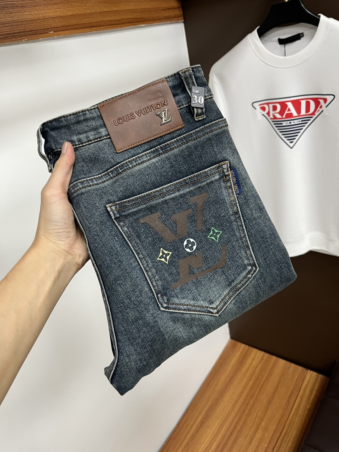 NO:612553,LV [2025 winter new product] European station men's business casual jeans When business meets leisure, when classics collide with fashion, in the autumn of 2025, we bring you new European station men's business casual jeans!  Selected high-quality fabrics are soft, comfortable, and highly breathable, allowing you to stay fresh and comfortable during a busy workday. The design is simple yet stylish, perfectly blending business and leisure elements. Whether it is the office or a weekend party, you can easily control it and show your unique taste. Meet your dressing needs for different occasions and rejuvenate your wardrobe. QDK  Slim tailoring fits the body shape, highlighting a man's erectness and confidence. The details show ingenuity, and every stitch is carefully polished to ensure both quality and comfort. Sizes 29-40, louis vuitton, jeans, alexander wang19860909LV【2025冬季新品】欧洲站男士商务休闲牛仔裤 当商务遇上休闲,当经典碰撞时尚,2025年秋季,我们为您带来全新欧洲站男士商务休闲牛仔裤！ 精选高品质面料,柔软舒适,透气性极佳,让您在繁忙的工作日中依然保持清爽与自在. 设计简约而不失格调,完美融合商务与休闲元素,无论是办公室还是周末聚会,都能轻松驾驭,展现您的独特品味. 满足您不同场合的穿搭需求,让您的衣橱焕发新生.QDK 修身剪裁,贴合身形,凸显男士的挺拔与自信.细节之处彰显匠心,每一个针脚都经过精心打磨,确保品质与舒适并存. 尺码29-40,,louis vuitton,jeans,alexander wang,Men's clothing