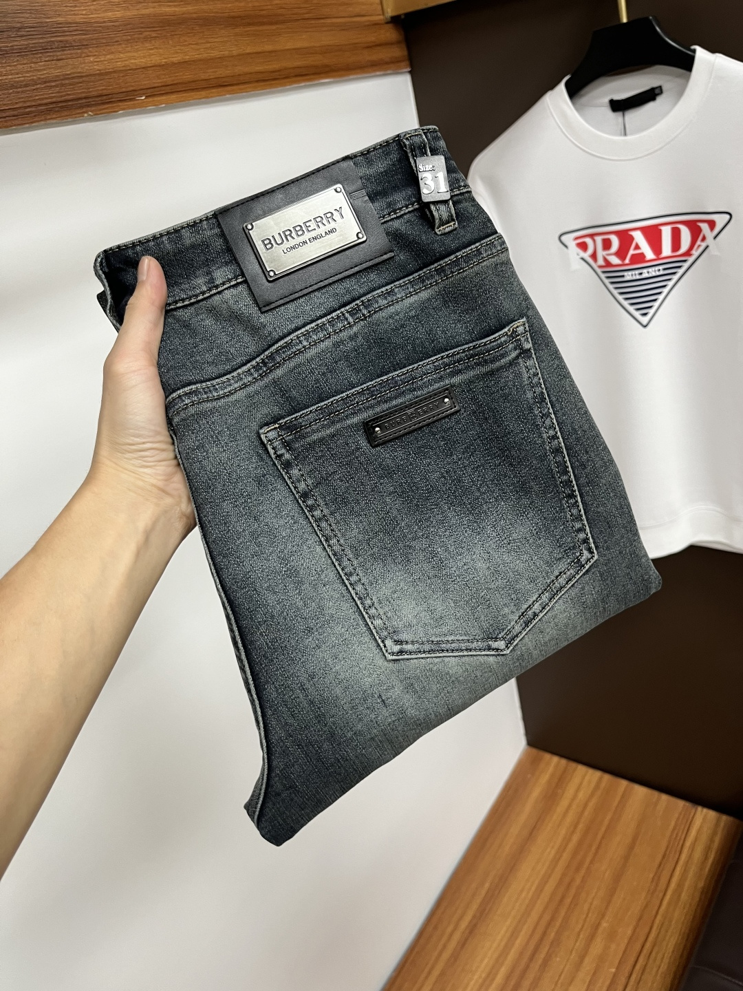 NO:612557,Burberry [2025 Winter New Product] European Station Men's Business Casual Jeans When business meets leisure, when classics collide with fashion, in the autumn of 2025, we bring you new European station men's business casual jeans!  Selected high-quality fabrics are soft, comfortable, and highly breathable, allowing you to stay fresh and comfortable during a busy workday. The design is simple yet stylish, perfectly blending business and leisure elements. Whether it is the office or a weekend party, you can easily control it and show your unique taste. Meet your dressing needs for different occasions and rejuvenate your wardrobe. QDK  Slim tailoring fits the body shape, highlighting a man's erectness and confidence. The details show ingenuity, and every stitch is carefully polished to ensure both quality and comfort. Sizes 29-40,, burberry, jeans, alexander wang19860909巴宝莉【2025冬季新品】欧洲站男士商务休闲牛仔裤 当商务遇上休闲,当经典碰撞时尚,2025年秋季,我们为您带来全新欧洲站男士商务休闲牛仔裤！ 精选高品质面料,柔软舒适,透气性极佳,让您在繁忙的工作日中依然保持清爽与自在. 设计简约而不失格调,完美融合商务与休闲元素,无论是办公室还是周末聚会,都能轻松驾驭,展现您的独特品味. 满足您不同场合的穿搭需求,让您的衣橱焕发新生.QDK 修身剪裁,贴合身形,凸显男士的挺拔与自信.细节之处彰显匠心,每一个针脚都经过精心打磨,确保品质与舒适并存. 尺码29-40,,burberry,jeans,alexander wang,Men's clothing