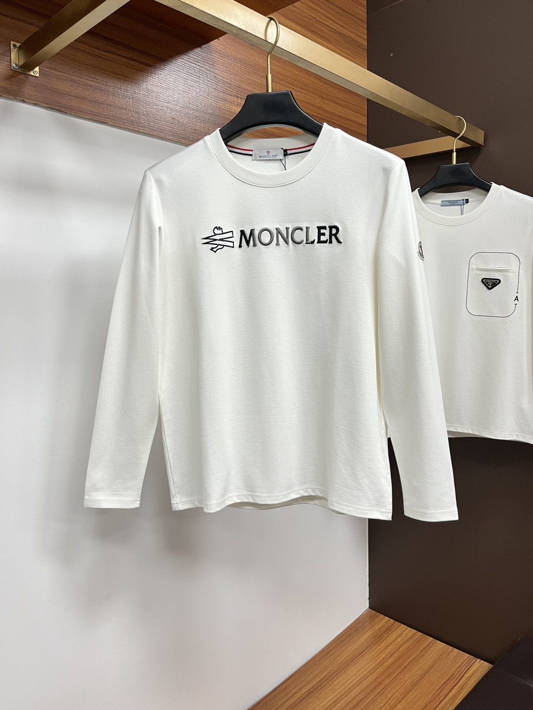 NO:612561,Mengkou 2025 Autumn and Winter counter new fashion casual bottoming long-sleeved T-shirt, made of imported high-density double-sided stretch cotton fabric, made of exquisite original logo, excellent in comfort and breathability, soft and anti-wrinkle, elastic and drapey. It is handsome whether worn alone or layered. It conforms to men's practical dressing habits, pursues luxury, noble and elegant style, creates extraordinary men's taste, the visual effect is very good, the grade is very high, simple and fashionable, a must-have choice for leisure and business!  Size M-XXXL,,Moncler,tees,t-shirt,alexander wang19860909蒙口 2025秋冬专柜新款 时尚休闲打底衫长袖T恤,精选进口高密度双面拉架棉面料,精致原版logo打造,舒适性与透气性兼优,柔软抗皱弹性和垂性极佳,无论是单穿或是内搭都是帅气十足,吻合了男性实用穿衣习惯,追求奢华高贵优雅风范,打造不凡男士品味,视觉效果非常赞,档次极高,简约时尚,休闲商务必备之选！ 码数M-XXXL,,Moncler,tees，t-shirt,alexander wang,Men's clothing