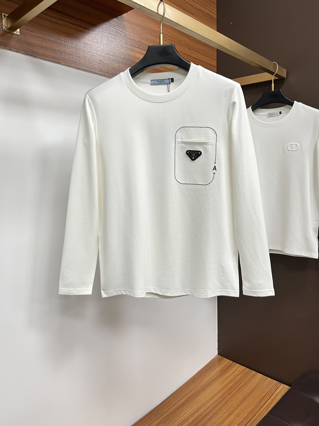 NO:612563,Prada's 2025 autumn and winter counter new fashionable casual bottoming long-sleeved T-shirt, made of imported high-density double-sided stretch cotton fabric, made of exquisite original logo, excellent in comfort and breathability, soft, anti-wrinkle, elastic and excellent drape. It is handsome whether worn alone or as an inner layer. It conforms to men's practical dressing habits, pursues luxury, noble and elegant style, creates extraordinary men's taste, the visual effect is very good, extremely high-grade, simple and fashionable, a must-have choice for leisure and business!  Size M-XXXL,,prada,tees,t-shirt,alexander wang19860909普拉达 2025秋冬专柜新款 时尚休闲打底衫长袖T恤,精选进口高密度双面拉架棉面料,精致原版logo打造,舒适性与透气性兼优,柔软抗皱弹性和垂性极佳,无论是单穿或是内搭都是帅气十足,吻合了男性实用穿衣习惯,追求奢华高贵优雅风范,打造不凡男士品味,视觉效果非常赞,档次极高,简约时尚,休闲商务必备之选！ 码数M-XXXL,,prada,tees，t-shirt,alexander wang,Men's clothing