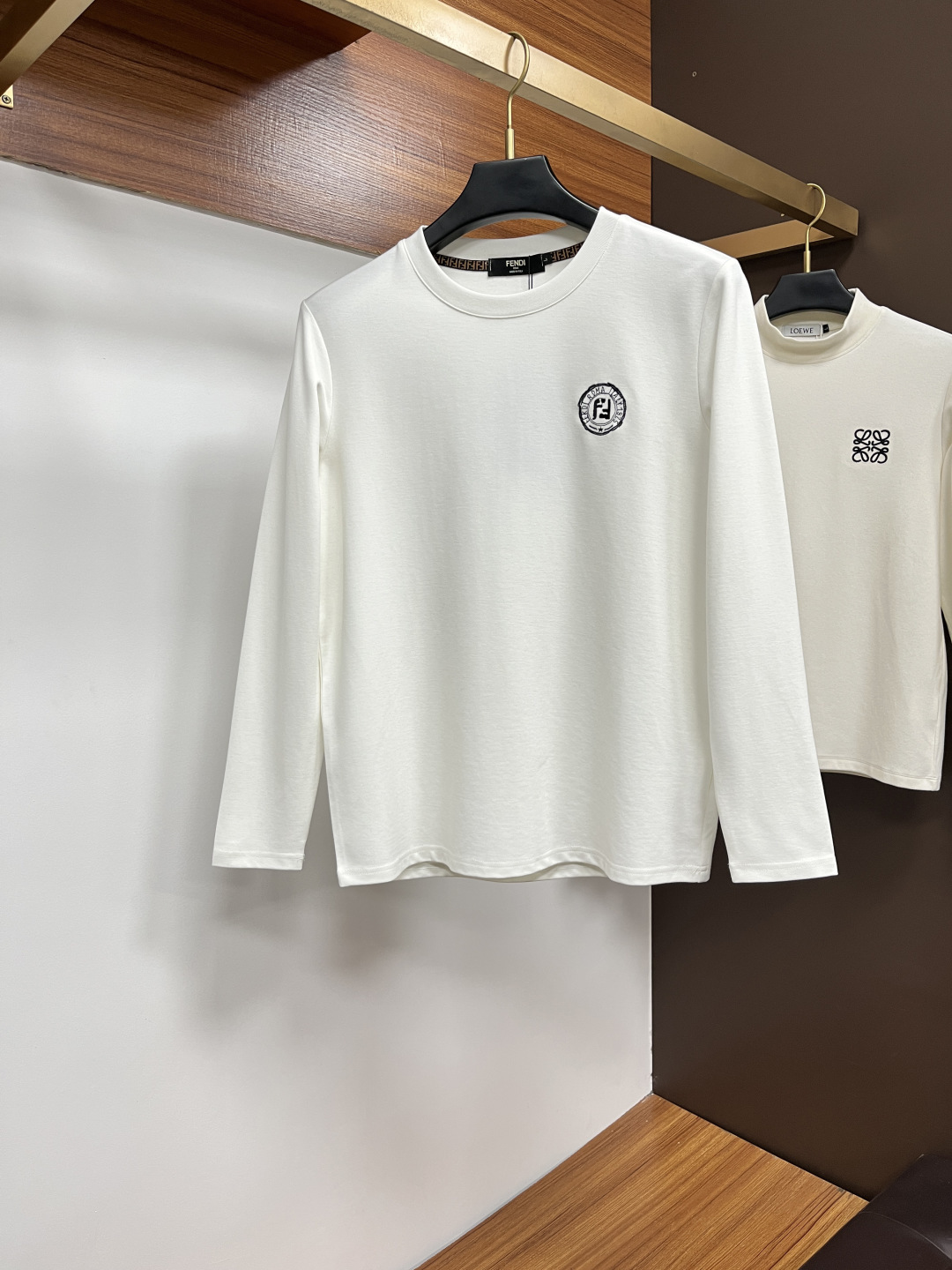 NO:612568,Fendi 2025 Autumn and Winter counter new fashion casual bottoming long-sleeved T-shirt, made of imported high-density double-sided stretch cotton fabric, made of exquisite original logo, excellent in comfort and breathability, soft and anti-wrinkle, elastic and drapey. It is handsome whether worn alone or as an inner layer. It conforms to men's practical dressing habits, pursues luxury, noble and elegant style, creates extraordinary men's taste, the visual effect is very good, the grade is very high, simple and fashionable, a must-have choice for leisure and business!  Size M-XXXL,,fendi,tees,t-shirt,alexander wang19860909芬迪 2025秋冬专柜新款 时尚休闲打底衫长袖T恤,精选进口高密度双面拉架棉面料,精致原版logo打造,舒适性与透气性兼优,柔软抗皱弹性和垂性极佳,无论是单穿或是内搭都是帅气十足,吻合了男性实用穿衣习惯,追求奢华高贵优雅风范,打造不凡男士品味,视觉效果非常赞,档次极高,简约时尚,休闲商务必备之选！ 码数M-XXXL,,fendi,tees，t-shirt,alexander wang,Men's clothing