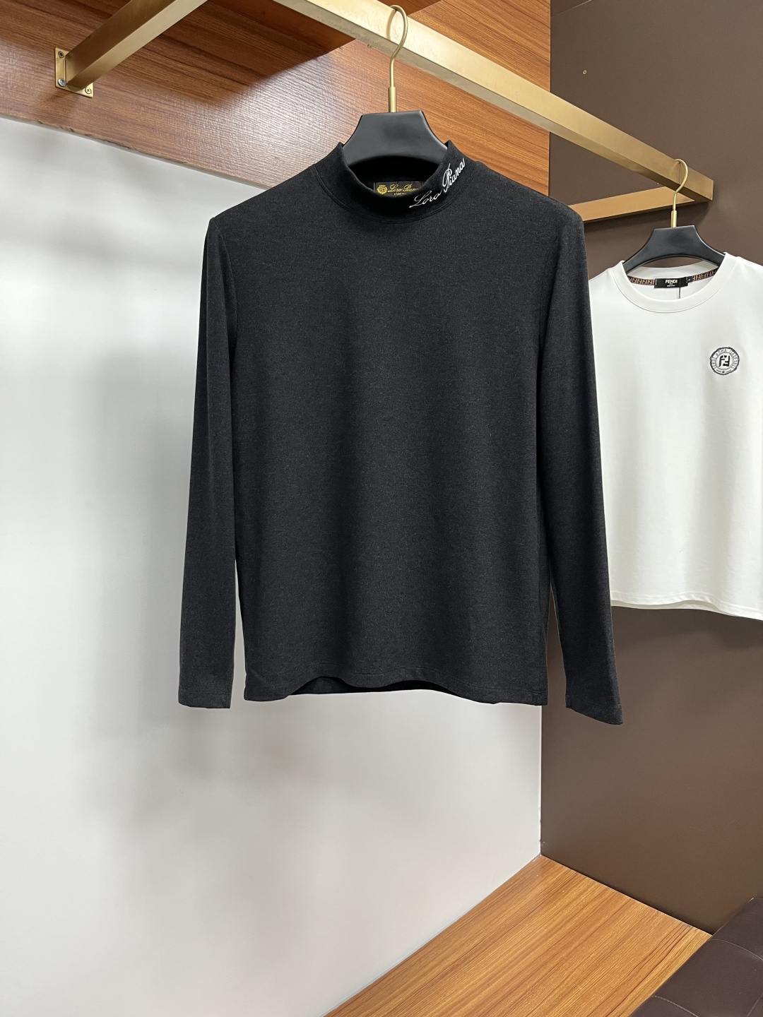 NO:612571,Noya Pianyou's 2025 autumn and winter counter new fashion casual bottoming long-sleeved T-shirt, made of imported high-density double-sided stretch cotton fabric, made of exquisite original logo, excellent in comfort and breathability, soft, anti-wrinkle, elastic and excellent drape, whether worn alone or worn inside, it is very handsome, consistent with men's practical dressing habits, pursuing luxury, noble and elegant style, creating extraordinary men's taste, the visual effect is very good, extremely high-grade, simple and fashionable, a must-have choice for leisure and business!  Size M-XXXL,,tees,t-shirt,alexander wang19860909诺雅翩悠 2025秋冬专柜新款 时尚休闲打底衫长袖T恤,精选进口高密度双面拉架棉面料,精致原版logo打造,舒适性与透气性兼优,柔软抗皱弹性和垂性极佳,无论是单穿或是内搭都是帅气十足,吻合了男性实用穿衣习惯,追求奢华高贵优雅风范,打造不凡男士品味,视觉效果非常赞,档次极高,简约时尚,休闲商务必备之选！ 码数M-XXXL,,tees，t-shirt,alexander wang,Men's clothing