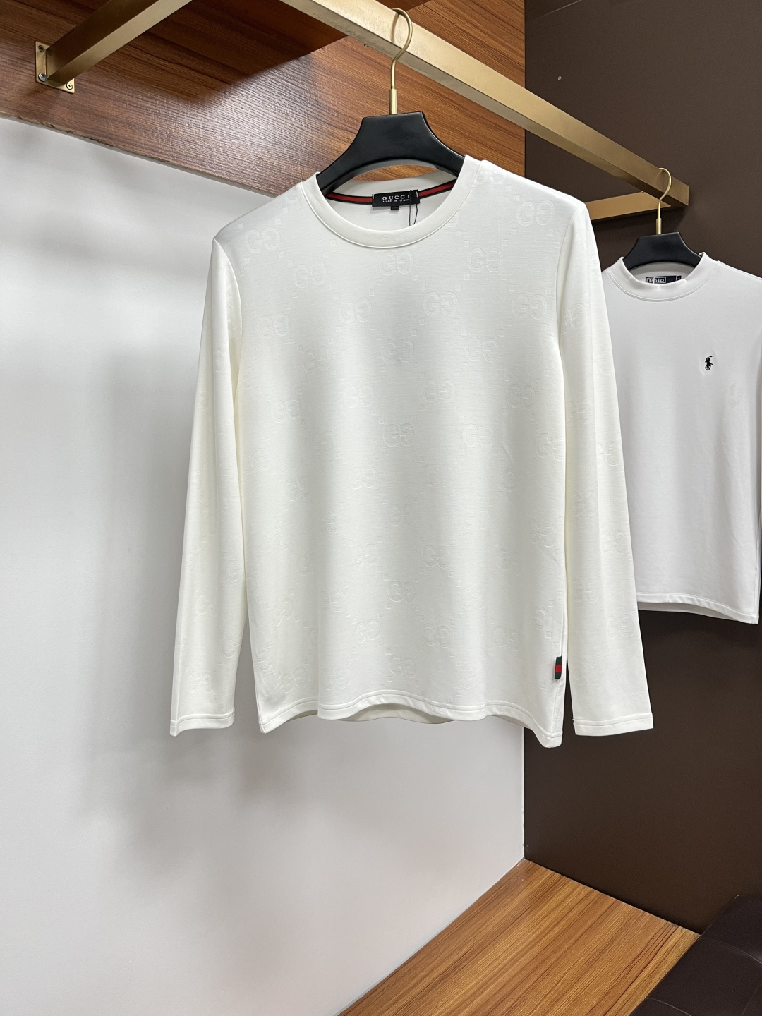 NO:612589,Gucci's 2025 autumn and winter counter new fashionable casual bottoming long-sleeved T-shirt, made of imported high-density double-sided stretch cotton fabric, made of exquisite original logo, excellent in comfort and breathability, soft, anti-wrinkle, elastic and excellent drape. It is handsome whether worn alone or as an inner layer. It conforms to men's practical dressing habits and pursues luxury, noble and elegant style, creating extraordinary men's taste. The visual effect is very good, extremely high-grade, simple and fashionable, a must-have choice for leisure and business!  Size M-XXXL,,tees,t-shirt,alexander wang19860909古奇 2025秋冬专柜新款 时尚休闲打底衫长袖T恤,精选进口高密度双面拉架棉面料,精致原版logo打造,舒适性与透气性兼优,柔软抗皱弹性和垂性极佳,无论是单穿或是内搭都是帅气十足,吻合了男性实用穿衣习惯,追求奢华高贵优雅风范,打造不凡男士品味,视觉效果非常赞,档次极高,简约时尚,休闲商务必备之选！ 码数M-XXXL,,tees，t-shirt,alexander wang,Men's clothing