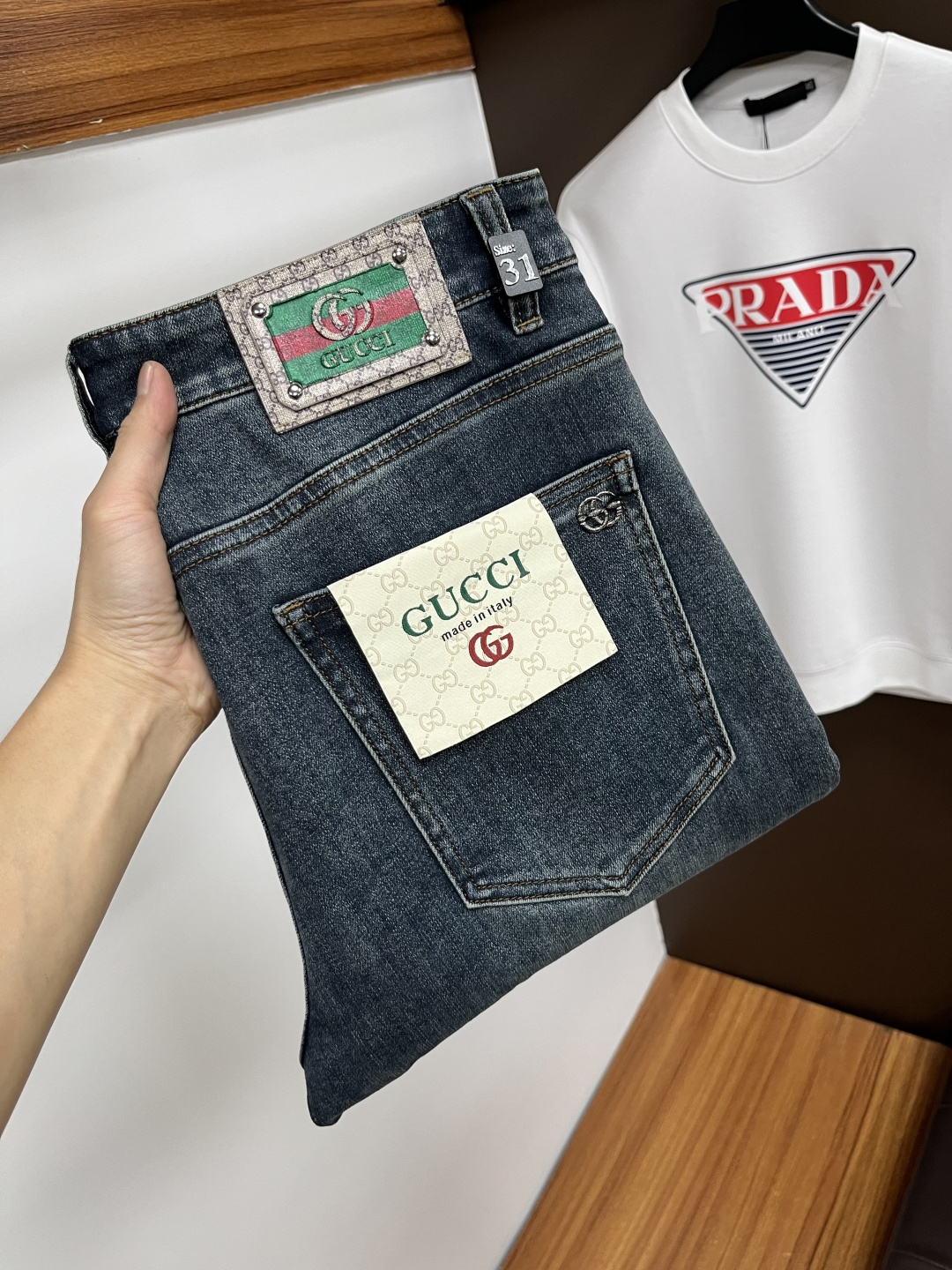 NO:614594,Gucci [2025 Winter New Product] European Station Men's Business Casual Jeans When business meets leisure, when classics collide with fashion, in the autumn of 2025, we bring you new European station men's business casual jeans!  Selected high-quality fabrics are soft, comfortable, and highly breathable, allowing you to stay fresh and comfortable during a busy workday. The design is simple yet stylish, perfectly blending business and leisure elements. Whether it is the office or a weekend party, you can easily control it and show your unique taste. Meet your dressing needs for different occasions and rejuvenate your wardrobe. QDK  Slim-fitting tailoring fits the body shape, highlighting a man's erectness and confidence. The details show ingenuity, and every stitch is carefully polished to ensure both quality and comfort. Sizes 29-40,,jeans,alexander wang19860909古奇【2025冬季新品】欧洲站男士商务休闲牛仔裤 当商务遇上休闲,当经典碰撞时尚,2025年秋季,我们为您带来全新欧洲站男士商务休闲牛仔裤！ 精选高品质面料,柔软舒适,透气性极佳,让您在繁忙的工作日中依然保持清爽与自在. 设计简约而不失格调,完美融合商务与休闲元素,无论是办公室还是周末聚会,都能轻松驾驭,展现您的独特品味. 满足您不同场合的穿搭需求,让您的衣橱焕发新生.QDK 修身剪裁,贴合身形,凸显男士的挺拔与自信.细节之处彰显匠心,每一个针脚都经过精心打磨,确保品质与舒适并存. 尺码29-40,,jeans,alexander wang,Men's clothing