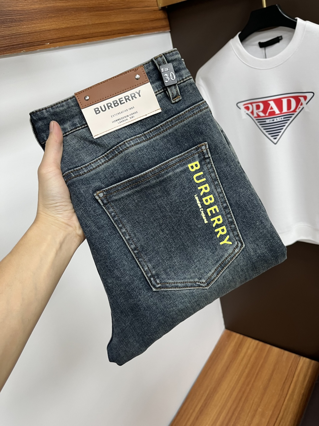 NO:614545,Burberry [2025 Winter New Product] European Station Men's Business Casual Jeans When business meets leisure, when classics collide with fashion, in the autumn of 2025, we bring you new European station men's business casual jeans!  Selected high-quality fabrics are soft, comfortable, and highly breathable, allowing you to stay fresh and comfortable during a busy workday. The design is simple yet stylish, perfectly blending business and leisure elements. Whether it is the office or a weekend party, you can easily control it and show your unique taste. Meet your dressing needs for different occasions and rejuvenate your wardrobe. QDK  Slim tailoring fits the body shape, highlighting a man's erectness and confidence. The details show ingenuity, and every stitch is carefully polished to ensure both quality and comfort. Sizes 29-40,, burberry, jeans, alexander wang19860909巴宝莉【2025冬季新品】欧洲站男士商务休闲牛仔裤 当商务遇上休闲,当经典碰撞时尚,2025年秋季,我们为您带来全新欧洲站男士商务休闲牛仔裤！ 精选高品质面料,柔软舒适,透气性极佳,让您在繁忙的工作日中依然保持清爽与自在. 设计简约而不失格调,完美融合商务与休闲元素,无论是办公室还是周末聚会,都能轻松驾驭,展现您的独特品味. 满足您不同场合的穿搭需求,让您的衣橱焕发新生.QDK 修身剪裁,贴合身形,凸显男士的挺拔与自信.细节之处彰显匠心,每一个针脚都经过精心打磨,确保品质与舒适并存. 尺码29-40,,burberry,jeans,alexander wang,Men's clothing