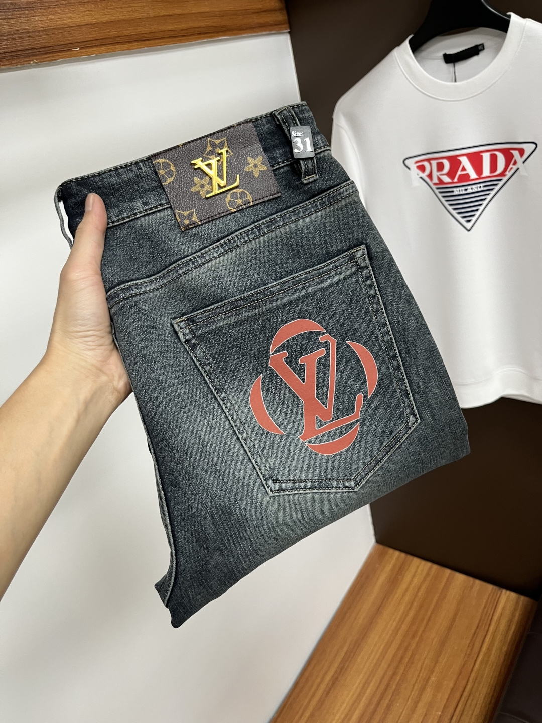 NO:614551,LV [2025 winter new product] European station men's business casual jeans When business meets leisure, when classics collide with fashion, in the autumn of 2025, we bring you new European station men's business casual jeans!  Selected high-quality fabrics are soft, comfortable, and highly breathable, allowing you to stay fresh and comfortable during a busy workday. The design is simple yet stylish, perfectly blending business and leisure elements. Whether it is the office or a weekend party, you can easily control it and show your unique taste. Meet your dressing needs for different occasions and rejuvenate your wardrobe. QDK  Slim tailoring fits the body shape, highlighting a man's erectness and confidence. The details show ingenuity, and every stitch is carefully polished to ensure both quality and comfort. Sizes 29-40, louis vuitton, jeans, alexander wang19860909LV【2025冬季新品】欧洲站男士商务休闲牛仔裤 当商务遇上休闲,当经典碰撞时尚,2025年秋季,我们为您带来全新欧洲站男士商务休闲牛仔裤！ 精选高品质面料,柔软舒适,透气性极佳,让您在繁忙的工作日中依然保持清爽与自在. 设计简约而不失格调,完美融合商务与休闲元素,无论是办公室还是周末聚会,都能轻松驾驭,展现您的独特品味. 满足您不同场合的穿搭需求,让您的衣橱焕发新生.QDK 修身剪裁,贴合身形,凸显男士的挺拔与自信.细节之处彰显匠心,每一个针脚都经过精心打磨,确保品质与舒适并存. 尺码29-40,,louis vuitton,jeans,alexander wang,Men's clothing