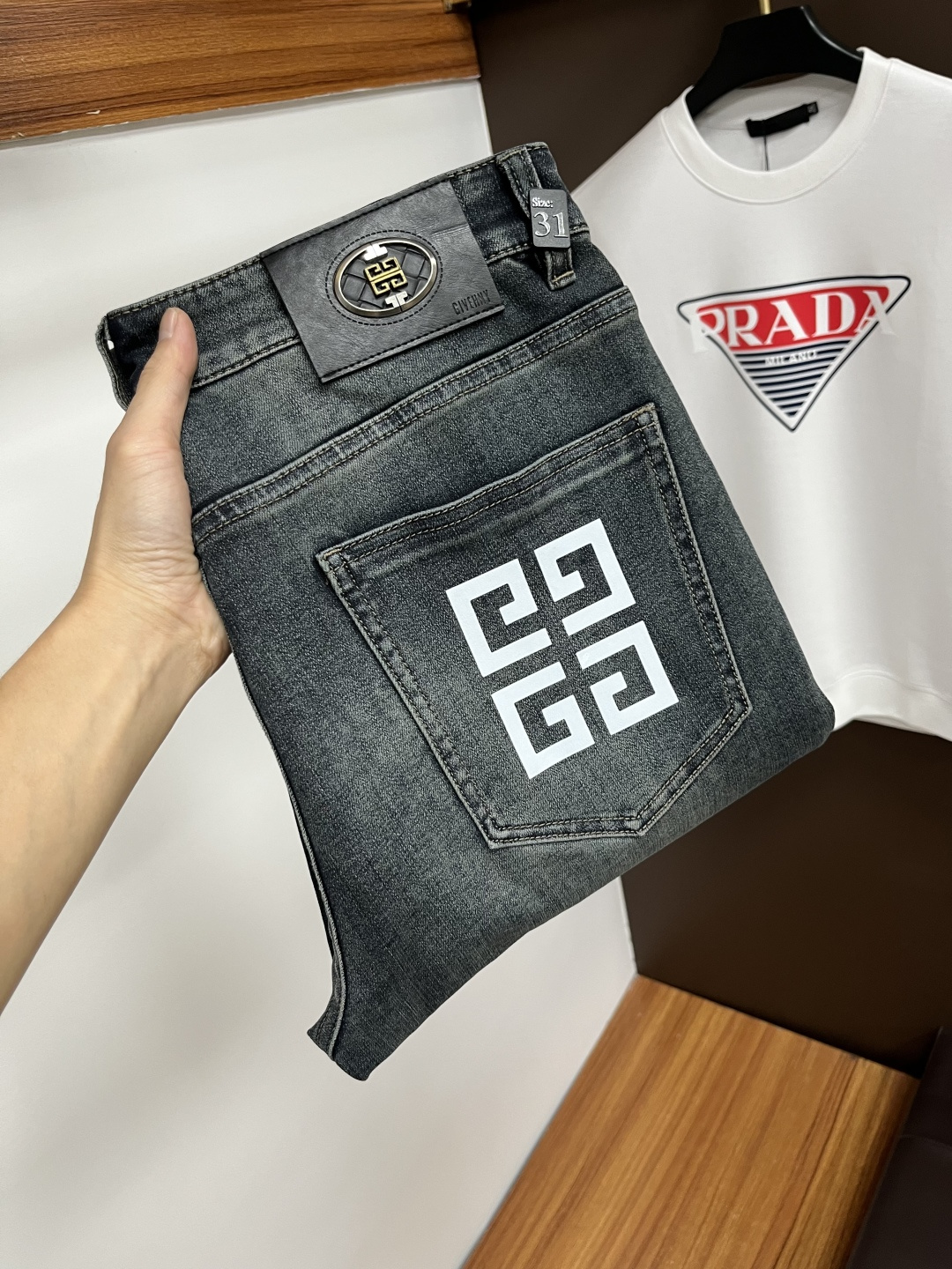 NO:614557,Givenchy [New Products for Winter 2025] European Station Men's Business Casual Jeans When business meets leisure, when classics collide with fashion, in the autumn of 2025, we bring you new European station men's business casual jeans!  Selected high-quality fabrics are soft, comfortable, and highly breathable, allowing you to stay fresh and comfortable during a busy workday. The design is simple yet stylish, perfectly blending business and leisure elements. Whether it is the office or a weekend party, you can easily control it and show your unique taste. Meet your dressing needs for different occasions and rejuvenate your wardrobe. QDK  Slim tailoring fits the body shape, highlighting a man's erectness and confidence. The details show ingenuity, and every stitch is carefully polished to ensure both quality and comfort. Sizes 29-40,,givenchy,jeans,alexander wang19860909纪梵希【2025冬季新品】欧洲站男士商务休闲牛仔裤 当商务遇上休闲,当经典碰撞时尚,2025年秋季,我们为您带来全新欧洲站男士商务休闲牛仔裤！ 精选高品质面料,柔软舒适,透气性极佳,让您在繁忙的工作日中依然保持清爽与自在. 设计简约而不失格调,完美融合商务与休闲元素,无论是办公室还是周末聚会,都能轻松驾驭,展现您的独特品味. 满足您不同场合的穿搭需求,让您的衣橱焕发新生.QDK 修身剪裁,贴合身形,凸显男士的挺拔与自信.细节之处彰显匠心,每一个针脚都经过精心打磨,确保品质与舒适并存. 尺码29-40,,givenchy,jeans,alexander wang,Men's clothing