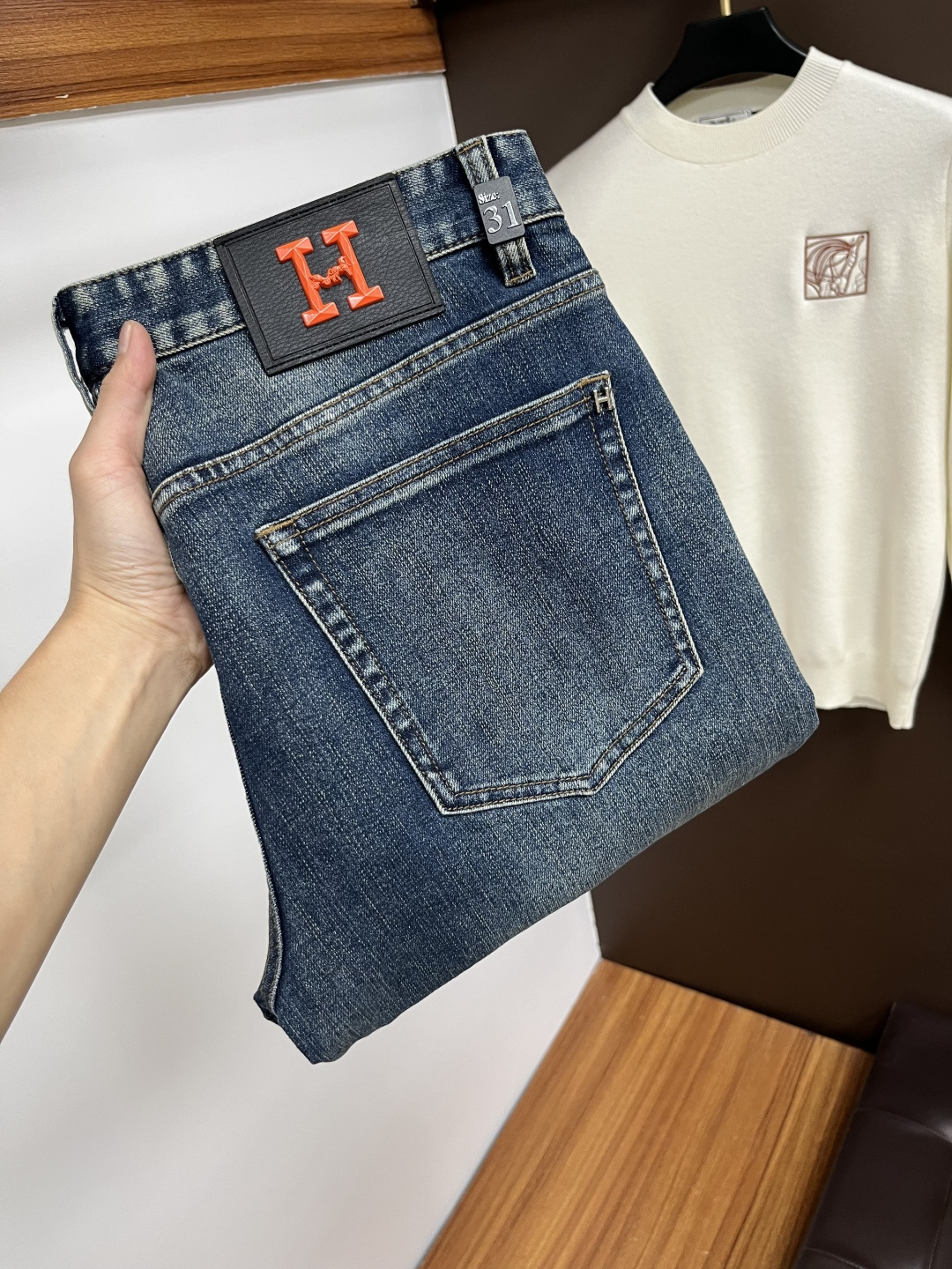 NO:614562,Hermès [2025 Winter New Products] European Station Men's Business Casual Jeans When business meets leisure, when classics collide with fashion, in the autumn of 2025, we bring you new European station men's business casual jeans!  Selected high-quality fabrics are soft, comfortable, and highly breathable, allowing you to stay fresh and comfortable during a busy workday. The design is simple yet stylish, perfectly blending business and leisure elements. Whether it is the office or a weekend party, you can easily control it and show your unique taste. Meet your dressing needs for different occasions and rejuvenate your wardrobe. QDK  Slim tailoring fits the body shape, highlighting a man's erectness and confidence. The details show ingenuity, and every stitch is carefully polished to ensure both quality and comfort. Sizes 29-40,,hermes,jeans,alexander wang19860909爱马仕【2025冬季新品】欧洲站男士商务休闲牛仔裤 当商务遇上休闲,当经典碰撞时尚,2025年秋季,我们为您带来全新欧洲站男士商务休闲牛仔裤！ 精选高品质面料,柔软舒适,透气性极佳,让您在繁忙的工作日中依然保持清爽与自在. 设计简约而不失格调,完美融合商务与休闲元素,无论是办公室还是周末聚会,都能轻松驾驭,展现您的独特品味. 满足您不同场合的穿搭需求,让您的衣橱焕发新生.QDK 修身剪裁,贴合身形,凸显男士的挺拔与自信.细节之处彰显匠心,每一个针脚都经过精心打磨,确保品质与舒适并存. 尺码29-40,,hermes,jeans,alexander wang,Men's clothing