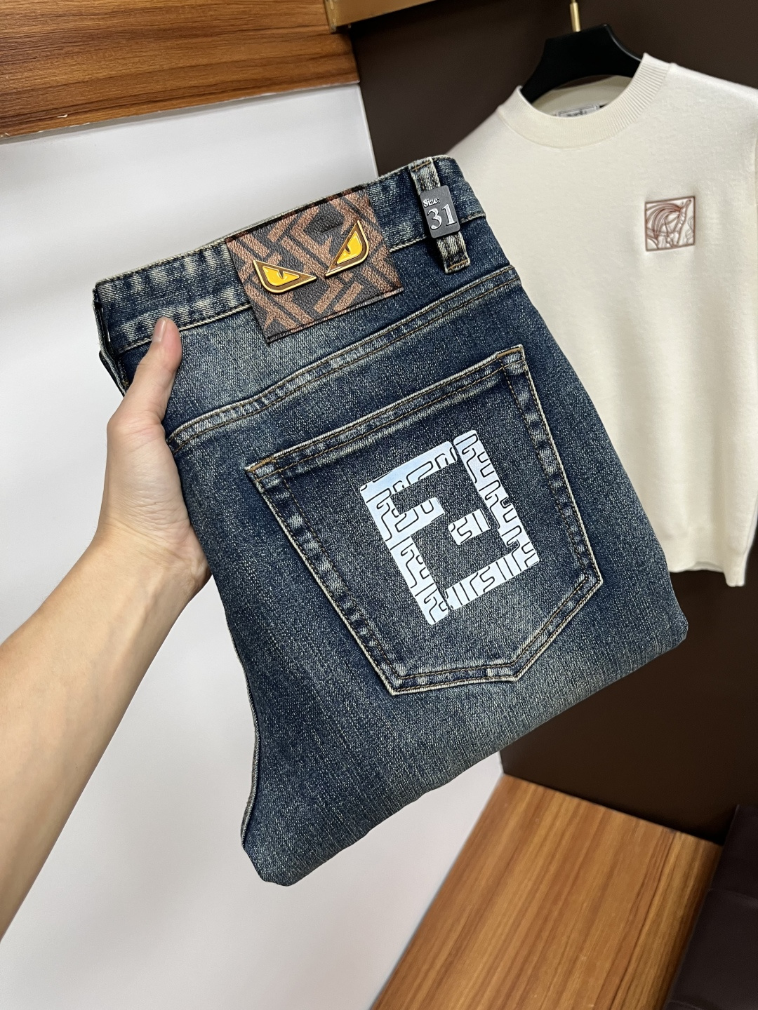 NO:614568,Fendi [2025 Winter New Products] European Station Men's Business Casual Jeans When business meets leisure, when classics collide with fashion, in the autumn of 2025, we bring you new European station men's business casual jeans!  Selected high-quality fabrics are soft, comfortable, and highly breathable, allowing you to stay fresh and comfortable during a busy workday. The design is simple yet stylish, perfectly blending business and leisure elements. Whether it is the office or a weekend party, you can easily control it and show your unique taste. Meet your dressing needs for different occasions and rejuvenate your wardrobe. QDK  Slim tailoring fits the body shape, highlighting a man's erectness and confidence. The details show ingenuity, and every stitch is carefully polished to ensure both quality and comfort. Sizes 29-40,, fendi, jeans, alexander wang19860909芬迪【2025冬季新品】欧洲站男士商务休闲牛仔裤 当商务遇上休闲,当经典碰撞时尚,2025年秋季,我们为您带来全新欧洲站男士商务休闲牛仔裤！ 精选高品质面料,柔软舒适,透气性极佳,让您在繁忙的工作日中依然保持清爽与自在. 设计简约而不失格调,完美融合商务与休闲元素,无论是办公室还是周末聚会,都能轻松驾驭,展现您的独特品味. 满足您不同场合的穿搭需求,让您的衣橱焕发新生.QDK 修身剪裁,贴合身形,凸显男士的挺拔与自信.细节之处彰显匠心,每一个针脚都经过精心打磨,确保品质与舒适并存. 尺码29-40,,fendi,jeans,alexander wang,Men's clothing