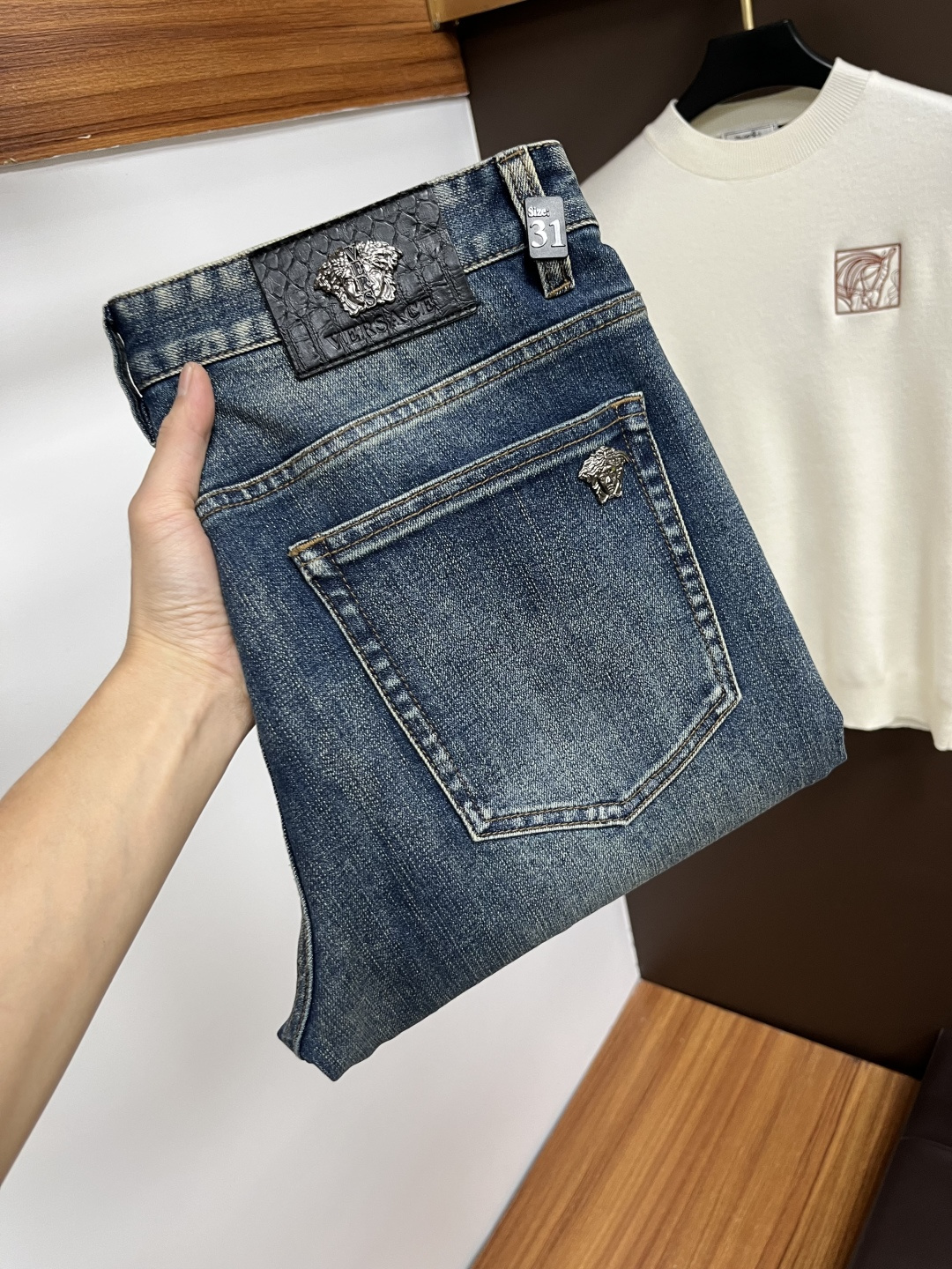 NO:614574,Versace [2025 Winter New Product] European Station Men's Business Casual Jeans When business meets leisure, when classics collide with fashion, in the autumn of 2025, we bring you new European station men's business casual jeans!  Selected high-quality fabrics are soft, comfortable, and highly breathable, allowing you to stay fresh and comfortable during a busy workday. The design is simple yet stylish, perfectly blending business and leisure elements. Whether it is the office or a weekend party, you can easily control it and show your unique taste. Meet your dressing needs for different occasions and rejuvenate your wardrobe. QDK  Slim tailoring fits the body shape, highlighting a man's erectness and confidence. The details show ingenuity, and every stitch is carefully polished to ensure both quality and comfort. Sizes 29-40,,versace,jeans,alexander wang19860909范思哲【2025冬季新品】欧洲站男士商务休闲牛仔裤 当商务遇上休闲,当经典碰撞时尚,2025年秋季,我们为您带来全新欧洲站男士商务休闲牛仔裤！ 精选高品质面料,柔软舒适,透气性极佳,让您在繁忙的工作日中依然保持清爽与自在. 设计简约而不失格调,完美融合商务与休闲元素,无论是办公室还是周末聚会,都能轻松驾驭,展现您的独特品味. 满足您不同场合的穿搭需求,让您的衣橱焕发新生.QDK 修身剪裁,贴合身形,凸显男士的挺拔与自信.细节之处彰显匠心,每一个针脚都经过精心打磨,确保品质与舒适并存. 尺码29-40,,versace,jeans,alexander wang,Men's clothing