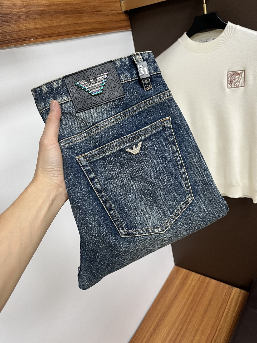 NO:614580,Armani [2025 Winter New Product] European Station Men's Business Casual Jeans When business meets leisure, when classics collide with fashion, in the autumn of 2025, we bring you new European Station men's business casual jeans!  Selected high-quality fabrics are soft, comfortable, and highly breathable, allowing you to stay fresh and comfortable during a busy workday. The design is simple yet stylish, perfectly blending business and leisure elements. Whether it is the office or a weekend party, you can easily control it and show your unique taste. Meet your dressing needs for different occasions and rejuvenate your wardrobe. QDK  Slim tailoring fits the body shape, highlighting a man's erectness and confidence. The details show ingenuity, and every stitch is carefully polished to ensure both quality and comfort. Sizes 29-40,,armani,jeans,alexander wang19860909阿玛尼【2025冬季新品】欧洲站男士商务休闲牛仔裤 当商务遇上休闲,当经典碰撞时尚,2025年秋季,我们为您带来全新欧洲站男士商务休闲牛仔裤！ 精选高品质面料,柔软舒适,透气性极佳,让您在繁忙的工作日中依然保持清爽与自在. 设计简约而不失格调,完美融合商务与休闲元素,无论是办公室还是周末聚会,都能轻松驾驭,展现您的独特品味. 满足您不同场合的穿搭需求,让您的衣橱焕发新生.QDK 修身剪裁,贴合身形,凸显男士的挺拔与自信.细节之处彰显匠心,每一个针脚都经过精心打磨,确保品质与舒适并存. 尺码29-40,,armani,jeans,alexander wang,Men's clothing