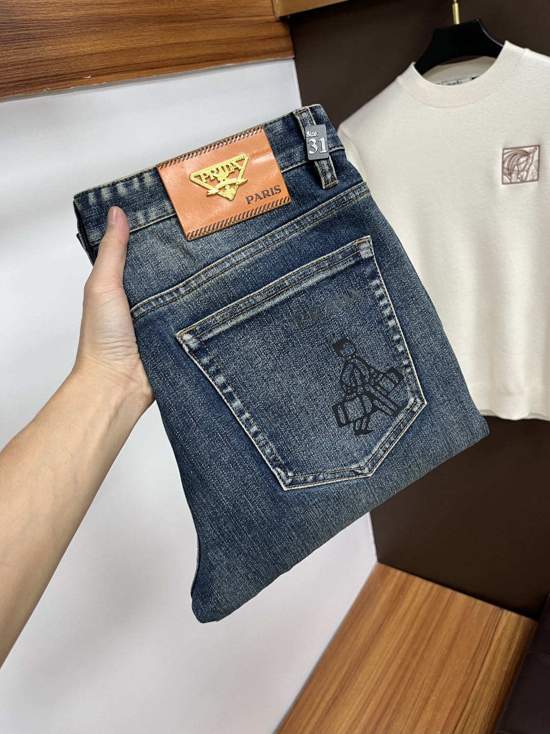 NO:614586,Prada [2025 Winter New Product] European Station Men's Business Casual Jeans When business meets leisure, when classics collide with fashion, in the autumn of 2025, we bring you new European station men's business casual jeans!  Selected high-quality fabrics are soft, comfortable, and highly breathable, allowing you to stay fresh and comfortable during a busy workday. The design is simple yet stylish, perfectly blending business and leisure elements. Whether it is the office or a weekend party, you can easily control it and show your unique taste. Meet your dressing needs for different occasions and rejuvenate your wardrobe. QDK  Slim tailoring fits the body shape, highlighting a man's erectness and confidence. The details show ingenuity, and every stitch is carefully polished to ensure both quality and comfort. Sizes 29-40, prada, jeans, alexander wang19860909普拉达【2025冬季新品】欧洲站男士商务休闲牛仔裤 当商务遇上休闲,当经典碰撞时尚,2025年秋季,我们为您带来全新欧洲站男士商务休闲牛仔裤！ 精选高品质面料,柔软舒适,透气性极佳,让您在繁忙的工作日中依然保持清爽与自在. 设计简约而不失格调,完美融合商务与休闲元素,无论是办公室还是周末聚会,都能轻松驾驭,展现您的独特品味. 满足您不同场合的穿搭需求,让您的衣橱焕发新生.QDK 修身剪裁,贴合身形,凸显男士的挺拔与自信.细节之处彰显匠心,每一个针脚都经过精心打磨,确保品质与舒适并存. 尺码29-40,,prada,jeans,alexander wang,Men's clothing