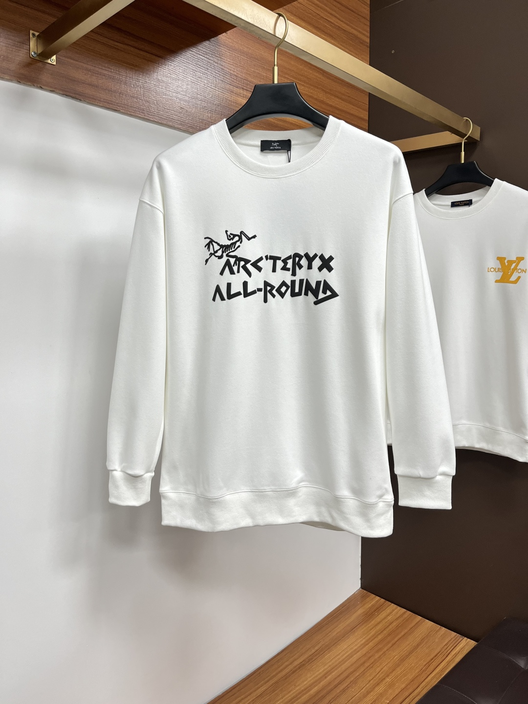 NO:614591,Archaeopteryx 2025 Autumn and Winter European Counter New Style  Top-quality original fashion casual long-sleeved T-shirt sweatshirt. Customized by early autumn fashion internet celebrities. It is made of imported high-density silk cotton fabrics and exquisite original logo. It has excellent comfort and breathability. It is soft, anti-wrinkle, elastic and has excellent drape. Whether worn alone or worn inside, it is very handsome and matches the physical appearance of men.  Use dressing habits to pursue luxury, nobility and elegance, create extraordinary men's taste, and be the first choice for urban fashion men. Sizes M-3XL, arc'teryx, hoodie, sweatshirts, tees, t-shirt, alexander  wang19860909始祖鸟 2025秋冬欧洲专柜新款 顶级原单时尚休闲长袖T恤卫衣.早秋时尚网红潮人定制,精选进口高密度蚕丝棉面料,精致原版logo打造,舒适性与透气性兼优,柔软抗皱弹性和垂性极佳,无论是单穿或是内搭都是帅气十足,吻合了男性实用穿衣习惯,追求奢华高贵优雅风范,打造不凡男士品味,都市时尚男士首选.尺码M-3XL,arc'teryx,hoodie,sweatshirts,tees，t-shirt,alexander wang,Men's clothing