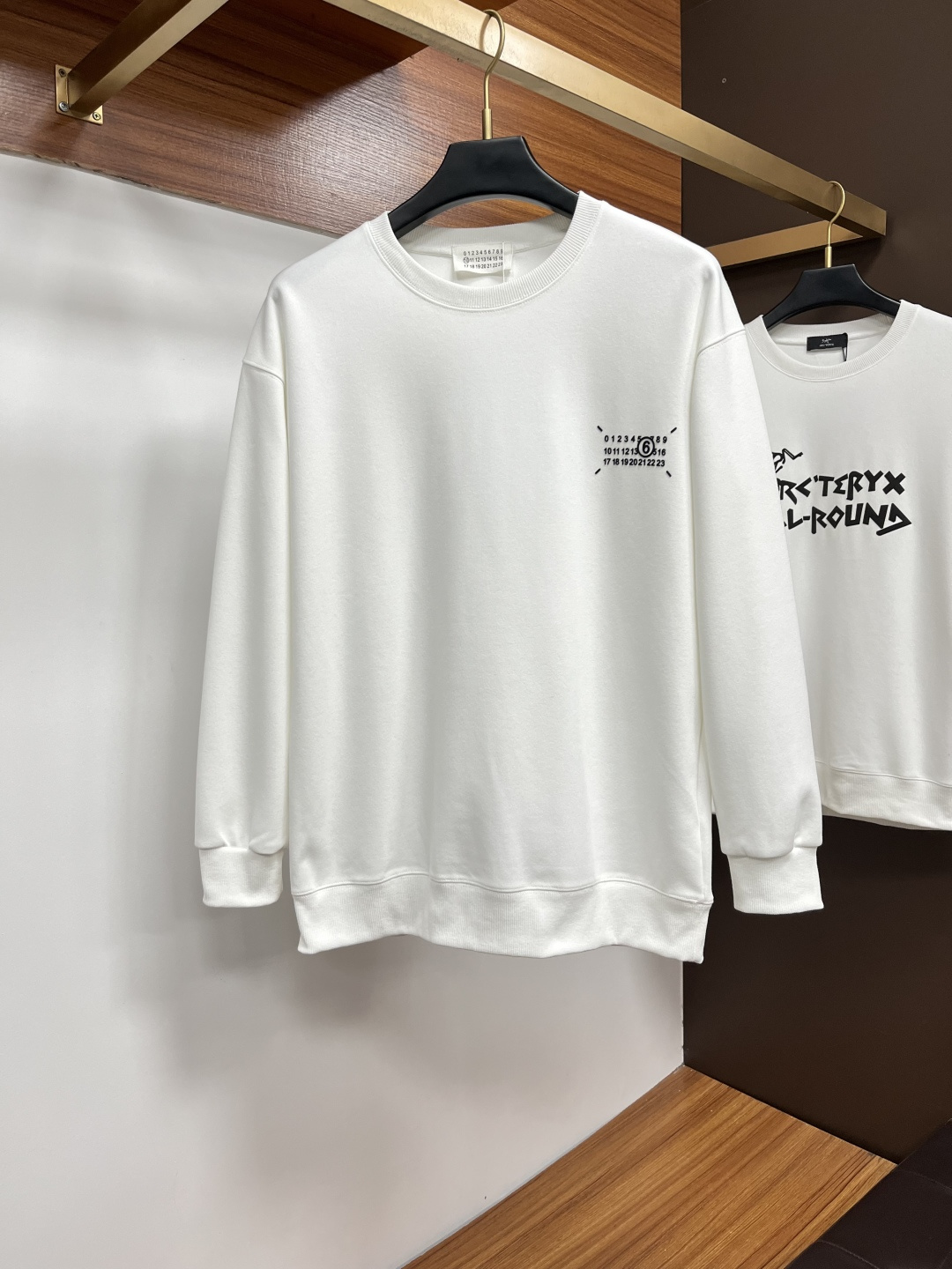 NO:614596,Margiela 2025 autumn and winter European counter new styles  Top-quality original fashion casual long-sleeved T-shirt sweatshirt. Customized by early autumn fashion internet celebrities. Made with imported high-density silk cotton fabric and exquisite original logo. It has excellent comfort and breathability, softness, anti-wrinkle, elasticity and excellent drape. It is handsome whether worn alone or worn inside. It conforms to men's practical dressing habits, pursues luxury, noble and elegant style, creates extraordinary men's taste, and is the first choice for urban fashion men. Size M-3XL, masion  margiela,hoodie,sweatshirts,tees,t-shirt,alexander wang19860909马吉拉 2025秋冬欧洲专柜新款 顶级原单时尚休闲长袖T恤卫衣.早秋时尚网红潮人定制,精选进口高密度蚕丝棉面料,精致原版logo打造,舒适性与透气性兼优,柔软抗皱弹性和垂性极佳,无论是单穿或是内搭都是帅气十足,吻合了男性实用穿衣习惯,追求奢华高贵优雅风范,打造不凡男士品味,都市时尚男士首选.尺码M-3XL,,masion margiela,hoodie,sweatshirts,tees，t-shirt,alexander wang,Men's clothing