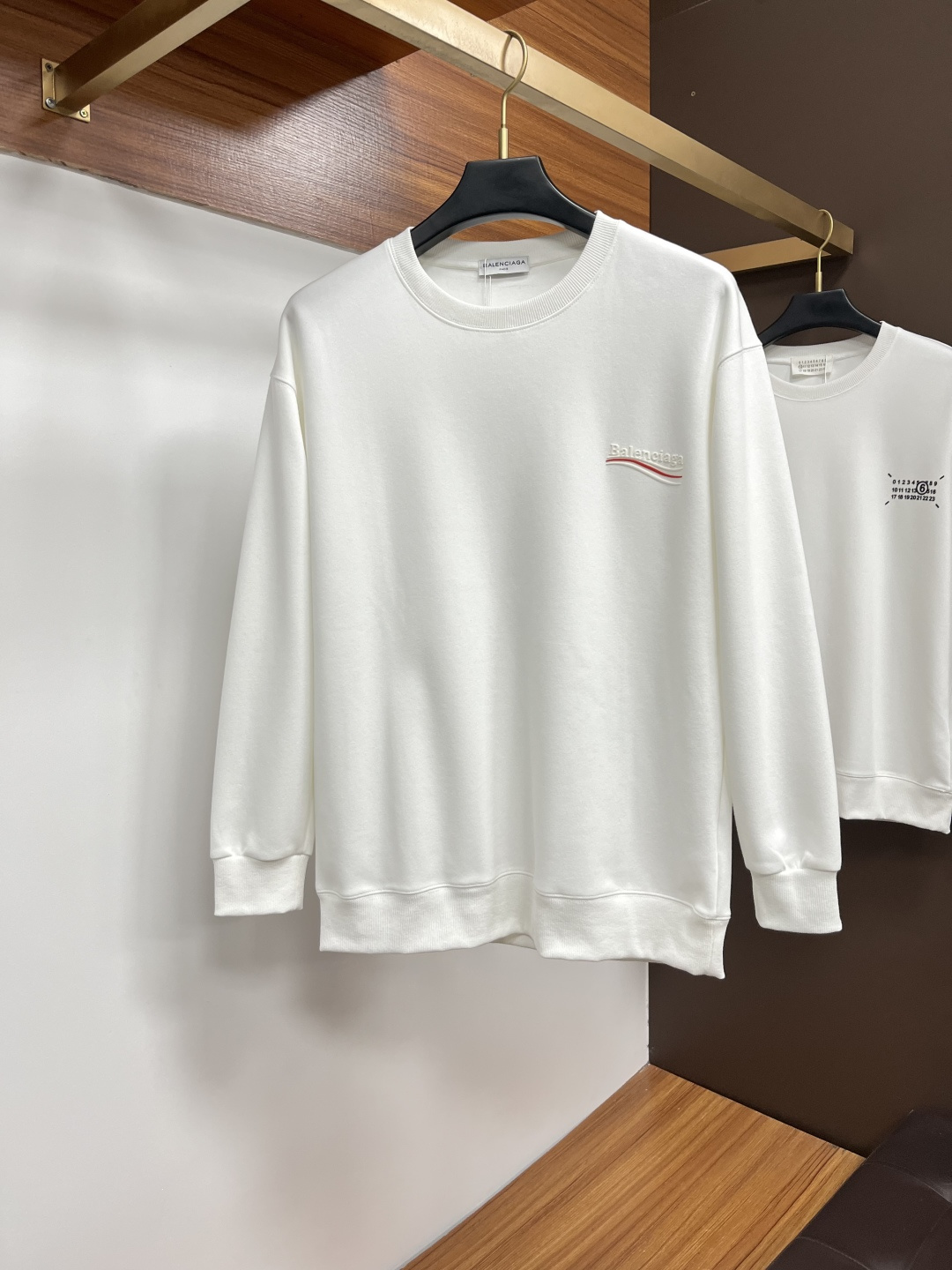 NO:614599,Balenciaga 2025 autumn and winter European counter new styles  Top-quality original fashion casual long-sleeved T-shirt sweatshirt. Customized by early autumn fashion internet celebrities. Made with imported high-density silk cotton fabrics and exquisite original logo. It has excellent comfort and breathability. It is soft, anti-wrinkle, elastic and has excellent drape. Whether worn alone or layered, it is handsome and in line with the practicality of men.  Dressing habits, pursuing luxury, noble and elegant style, creating extraordinary men's taste, the first choice for urban fashion men. Sizes M-3XL, balenciaga, hoodie, sweatshirts, tees, t-shirt, alexander  wang19860909巴黎世家 2025秋冬欧洲专柜新款 顶级原单时尚休闲长袖T恤卫衣.早秋时尚网红潮人定制,精选进口高密度蚕丝棉面料,精致原版logo打造,舒适性与透气性兼优,柔软抗皱弹性和垂性极佳,无论是单穿或是内搭都是帅气十足,吻合了男性实用穿衣习惯,追求奢华高贵优雅风范,打造不凡男士品味,都市时尚男士首选.尺码M-3XL,,balenciaga,hoodie,sweatshirts,tees，t-shirt,alexander wang,Men's clothing