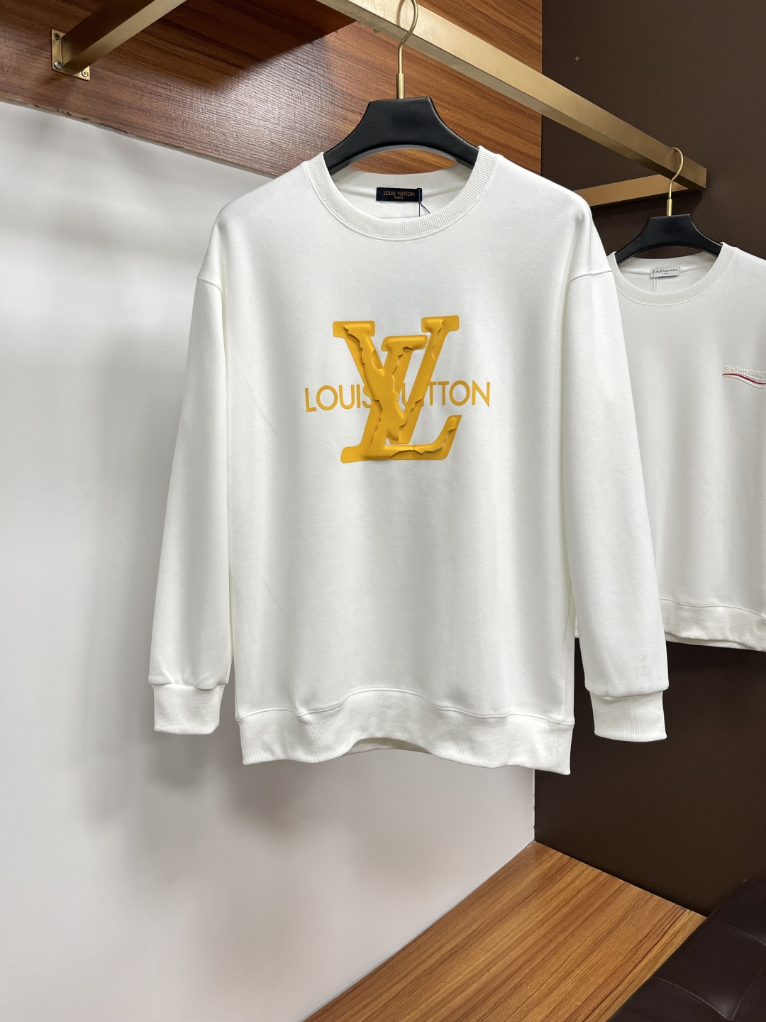 NO:614603,LV 2025 autumn and winter European counter new styles  Top-quality original fashion casual long-sleeved T-shirt sweatshirt. Customized by early autumn fashion internet celebrities. It is made of imported high-density silk cotton fabrics and exquisite original logo. It has both comfort and breathability, softness, anti-wrinkle elasticity and excellent drape. It is handsome whether worn alone or worn inside. It conforms to men's practical dressing habits, pursues luxury, noble and elegant style, creates extraordinary men's taste, and is the first choice for urban fashion men. Size M-3XL, Louis  vuitton,hoodie,sweatshirts,tees,t-shirt,alexander wang19860909LV 2025秋冬欧洲专柜新款 顶级原单时尚休闲长袖T恤卫衣.早秋时尚网红潮人定制,精选进口高密度蚕丝棉面料,精致原版logo打造,舒适性与透气性兼优,柔软抗皱弹性和垂性极佳,无论是单穿或是内搭都是帅气十足,吻合了男性实用穿衣习惯,追求奢华高贵优雅风范,打造不凡男士品味,都市时尚男士首选.尺码M-3XL,,louis vuitton,hoodie,sweatshirts,tees，t-shirt,alexander wang,Men's clothing