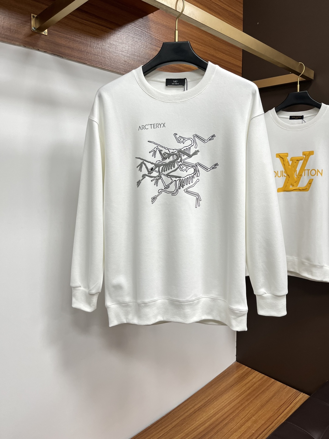 NO:614607,Archaeopteryx 2025 Autumn and Winter European Counter New Style  Top-quality original fashion casual long-sleeved T-shirt sweatshirt. Customized by early autumn fashion internet celebrities. It is made of imported high-density silk cotton fabrics and exquisite original logo. It has excellent comfort and breathability. It is soft, anti-wrinkle, elastic and has excellent drape. Whether worn alone or worn inside, it is very handsome and matches the physical appearance of men.  Use dressing habits to pursue luxury, nobility and elegance, create extraordinary men's taste, and be the first choice for urban fashion men. Sizes M-3XL, arc'teryx, hoodie, sweatshirts, tees, t-shirt, alexander  wang19860909始祖鸟 2025秋冬欧洲专柜新款 顶级原单时尚休闲长袖T恤卫衣.早秋时尚网红潮人定制,精选进口高密度蚕丝棉面料,精致原版logo打造,舒适性与透气性兼优,柔软抗皱弹性和垂性极佳,无论是单穿或是内搭都是帅气十足,吻合了男性实用穿衣习惯,追求奢华高贵优雅风范,打造不凡男士品味,都市时尚男士首选.尺码M-3XL,arc'teryx,hoodie,sweatshirts,tees，t-shirt,alexander wang,Men's clothing