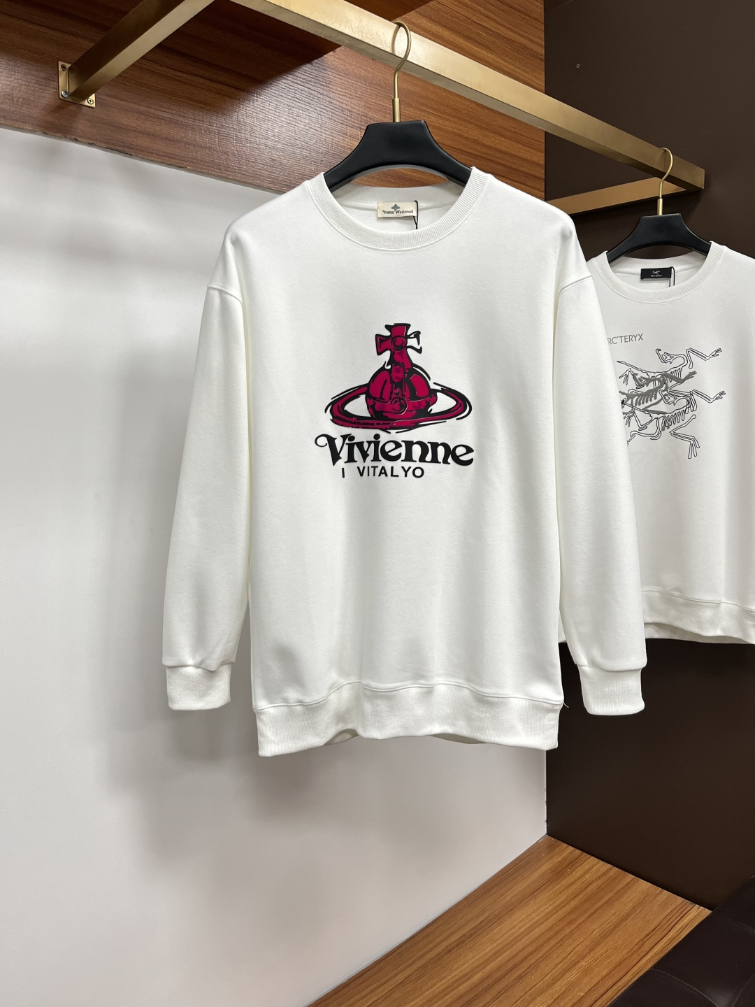 NO:614611,Queen Mother West 2025 Autumn and Winter European Counter New Style  Top-quality original fashion casual long-sleeved T-shirt sweatshirt. Customized by early autumn fashion internet celebrities. Made with imported high-density silk cotton fabrics and exquisite original logo. It has excellent comfort and breathability. It is soft, anti-wrinkle, elastic and has excellent drape. It is very handsome whether worn alone or layered. Kiss  It combines men's practical dressing habits, pursues luxury, noble and elegant style, and creates extraordinary men's taste. It is the first choice for urban fashion men. Sizes M-3XL, hoodie, sweatshirts, tees, t-shirt, alexander  wang19860909西太后 2025秋冬欧洲专柜新款 顶级原单时尚休闲长袖T恤卫衣.早秋时尚网红潮人定制,精选进口高密度蚕丝棉面料,精致原版logo打造,舒适性与透气性兼优,柔软抗皱弹性和垂性极佳,无论是单穿或是内搭都是帅气十足,吻合了男性实用穿衣习惯,追求奢华高贵优雅风范,打造不凡男士品味,都市时尚男士首选.尺码M-3XL,,hoodie,sweatshirts,tees，t-shirt,alexander wang,Men's clothing