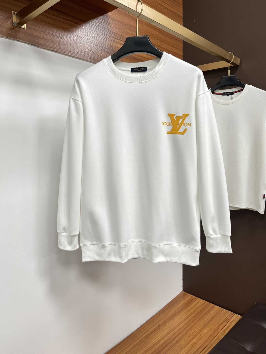 NO:614615,LV 2025 autumn and winter European counter new styles  Top-quality original fashion casual long-sleeved T-shirt sweatshirt. Customized by early autumn fashion internet celebrities. It is made of imported high-density silk cotton fabrics and exquisite original logo. It has both comfort and breathability, softness, anti-wrinkle elasticity and excellent drape. It is handsome whether worn alone or worn inside. It conforms to men's practical dressing habits, pursues luxury, noble and elegant style, creates extraordinary men's taste, and is the first choice for urban fashion men. Size M-3XL, Louis  vuitton,hoodie,sweatshirts,tees,t-shirt,alexander wang19860909LV 2025秋冬欧洲专柜新款 顶级原单时尚休闲长袖T恤卫衣.早秋时尚网红潮人定制,精选进口高密度蚕丝棉面料,精致原版logo打造,舒适性与透气性兼优,柔软抗皱弹性和垂性极佳,无论是单穿或是内搭都是帅气十足,吻合了男性实用穿衣习惯,追求奢华高贵优雅风范,打造不凡男士品味,都市时尚男士首选.尺码M-3XL,,louis vuitton,hoodie,sweatshirts,tees，t-shirt,alexander wang,Men's clothing