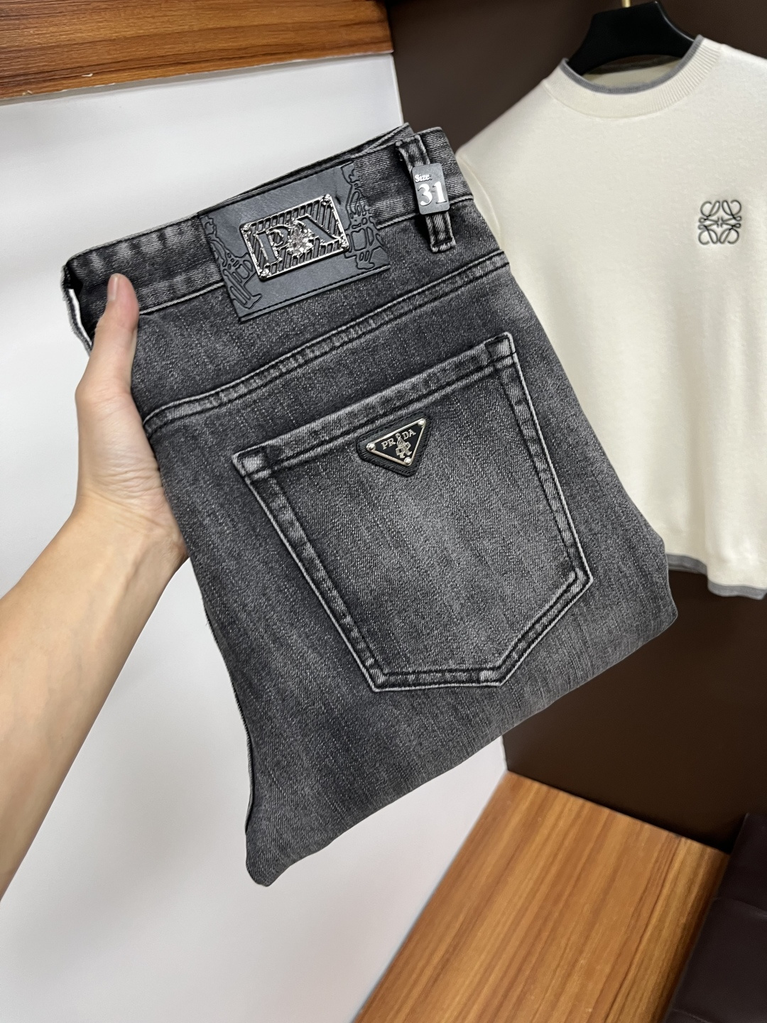 NO:644506,Prada [2025 Winter New Product] European Station Men's Business Casual Jeans When business meets leisure, when classics collide with fashion, in the autumn of 2025, we bring you new European station men's business casual jeans!  Selected high-quality fabrics are soft, comfortable, and highly breathable, allowing you to stay fresh and comfortable during a busy workday. The design is simple yet stylish, perfectly blending business and leisure elements. Whether it is the office or a weekend party, you can easily control it and show your unique taste. Meet your dressing needs for different occasions and rejuvenate your wardrobe. QDK  Slim tailoring fits the body shape, highlighting a man's erectness and confidence. The details show ingenuity, and every stitch is carefully polished to ensure both quality and comfort. Sizes 29-40, prada, jeans, alexander wang19860909普拉达【2025冬季新品】欧洲站男士商务休闲牛仔裤 当商务遇上休闲,当经典碰撞时尚,2025年秋季,我们为您带来全新欧洲站男士商务休闲牛仔裤！ 精选高品质面料,柔软舒适,透气性极佳,让您在繁忙的工作日中依然保持清爽与自在. 设计简约而不失格调,完美融合商务与休闲元素,无论是办公室还是周末聚会,都能轻松驾驭,展现您的独特品味. 满足您不同场合的穿搭需求,让您的衣橱焕发新生.QDK 修身剪裁,贴合身形,凸显男士的挺拔与自信.细节之处彰显匠心,每一个针脚都经过精心打磨,确保品质与舒适并存. 尺码29-40,,prada,jeans,alexander wang,Men's clothing