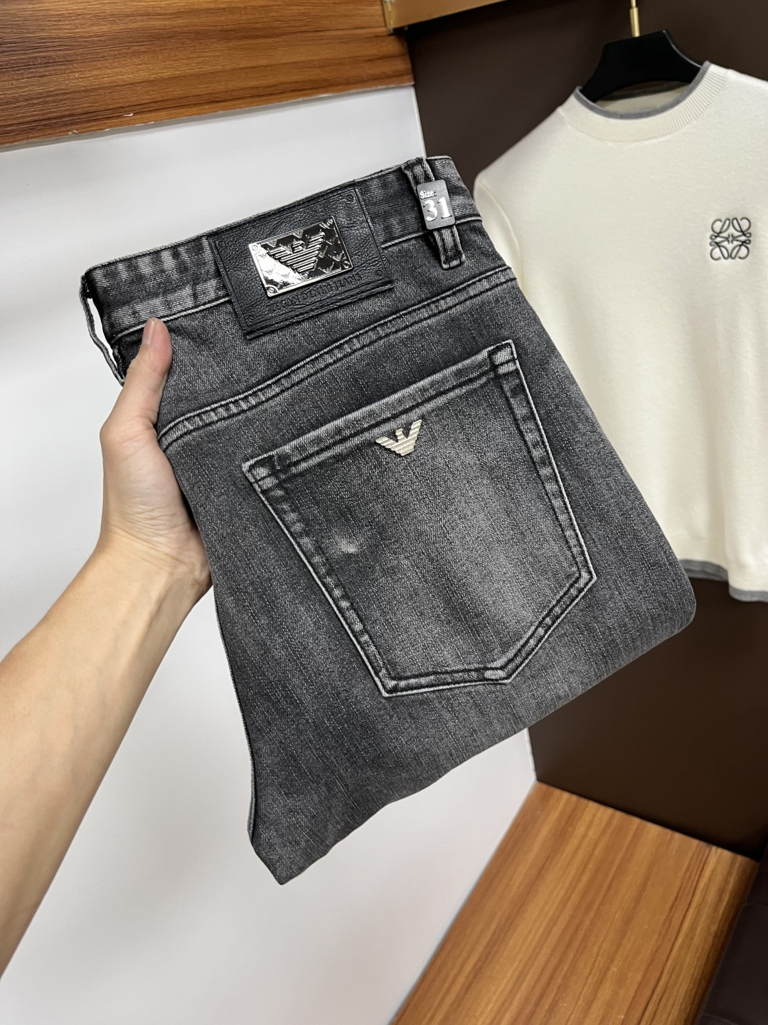 NO:644480,Armani [2025 Winter New Product] European Station Men's Business Casual Jeans When business meets leisure, when classics collide with fashion, in the autumn of 2025, we bring you new European Station men's business casual jeans!  Selected high-quality fabrics are soft, comfortable, and highly breathable, allowing you to stay fresh and comfortable during a busy workday. The design is simple yet stylish, perfectly blending business and leisure elements. Whether it is the office or a weekend party, you can easily control it and show your unique taste. Meet your dressing needs for different occasions and rejuvenate your wardrobe. QDK  Slim tailoring fits the body shape, highlighting a man's erectness and confidence. The details show ingenuity, and every stitch is carefully polished to ensure both quality and comfort. Sizes 29-40,,armani,jeans,alexander wang19860909阿玛尼【2025冬季新品】欧洲站男士商务休闲牛仔裤 当商务遇上休闲,当经典碰撞时尚,2025年秋季,我们为您带来全新欧洲站男士商务休闲牛仔裤！ 精选高品质面料,柔软舒适,透气性极佳,让您在繁忙的工作日中依然保持清爽与自在. 设计简约而不失格调,完美融合商务与休闲元素,无论是办公室还是周末聚会,都能轻松驾驭,展现您的独特品味. 满足您不同场合的穿搭需求,让您的衣橱焕发新生.QDK 修身剪裁,贴合身形,凸显男士的挺拔与自信.细节之处彰显匠心,每一个针脚都经过精心打磨,确保品质与舒适并存. 尺码29-40,,armani,jeans,alexander wang,Men's clothing