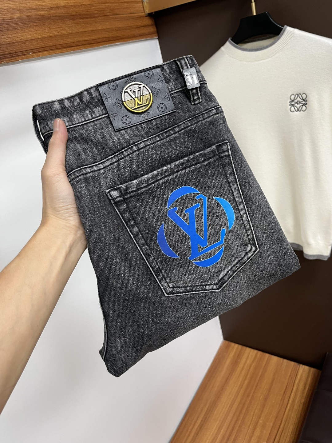 NO:644483,LV [2025 winter new product] European station men's business casual jeans When business meets leisure, when classics collide with fashion, in the autumn of 2025, we bring you new European station men's business casual jeans!  Selected high-quality fabrics are soft, comfortable, and highly breathable, allowing you to stay fresh and comfortable during a busy workday. The design is simple yet stylish, perfectly blending business and leisure elements. Whether it is the office or a weekend party, you can easily control it and show your unique taste. Meet your dressing needs for different occasions and rejuvenate your wardrobe. QDK  Slim tailoring fits the body shape, highlighting a man's erectness and confidence. The details show ingenuity, and every stitch is carefully polished to ensure both quality and comfort. Sizes 29-40, louis vuitton, jeans, alexander wang19860909LV【2025冬季新品】欧洲站男士商务休闲牛仔裤 当商务遇上休闲,当经典碰撞时尚,2025年秋季,我们为您带来全新欧洲站男士商务休闲牛仔裤！ 精选高品质面料,柔软舒适,透气性极佳,让您在繁忙的工作日中依然保持清爽与自在. 设计简约而不失格调,完美融合商务与休闲元素,无论是办公室还是周末聚会,都能轻松驾驭,展现您的独特品味. 满足您不同场合的穿搭需求,让您的衣橱焕发新生.QDK 修身剪裁,贴合身形,凸显男士的挺拔与自信.细节之处彰显匠心,每一个针脚都经过精心打磨,确保品质与舒适并存. 尺码29-40,,louis vuitton,jeans,alexander wang,Men's clothing