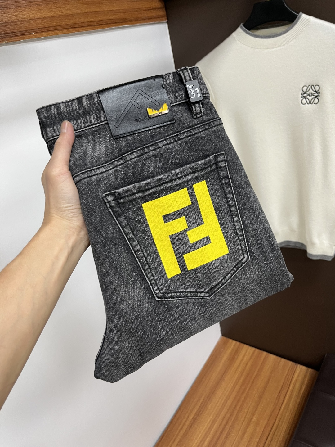 NO:644486,Fendi [2025 Winter New Products] European Station Men's Business Casual Jeans When business meets leisure, when classics collide with fashion, in the autumn of 2025, we bring you new European station men's business casual jeans!  Selected high-quality fabrics are soft, comfortable, and highly breathable, allowing you to stay fresh and comfortable during a busy workday. The design is simple yet stylish, perfectly blending business and leisure elements. Whether it is the office or a weekend party, you can easily control it and show your unique taste. Meet your dressing needs for different occasions and rejuvenate your wardrobe. QDK  Slim tailoring fits the body shape, highlighting a man's erectness and confidence. The details show ingenuity, and every stitch is carefully polished to ensure both quality and comfort. Sizes 29-40,, fendi, jeans, alexander wang19860909芬迪【2025冬季新品】欧洲站男士商务休闲牛仔裤 当商务遇上休闲,当经典碰撞时尚,2025年秋季,我们为您带来全新欧洲站男士商务休闲牛仔裤！ 精选高品质面料,柔软舒适,透气性极佳,让您在繁忙的工作日中依然保持清爽与自在. 设计简约而不失格调,完美融合商务与休闲元素,无论是办公室还是周末聚会,都能轻松驾驭,展现您的独特品味. 满足您不同场合的穿搭需求,让您的衣橱焕发新生.QDK 修身剪裁,贴合身形,凸显男士的挺拔与自信.细节之处彰显匠心,每一个针脚都经过精心打磨,确保品质与舒适并存. 尺码29-40,,fendi,jeans,alexander wang,Men's clothing