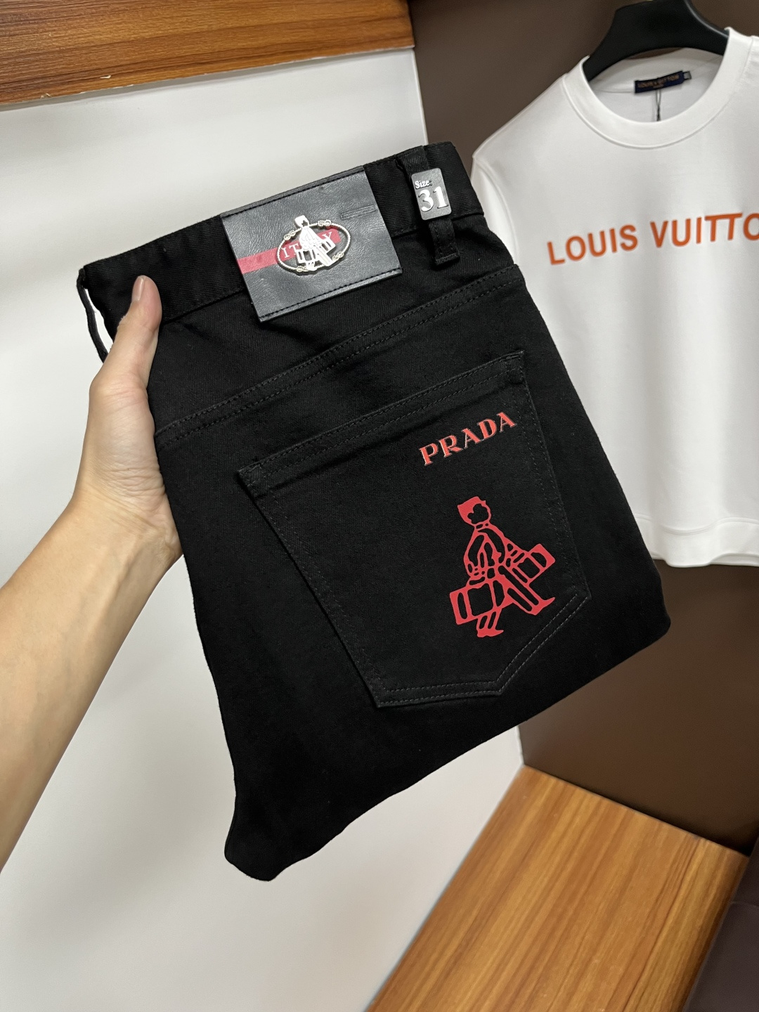 NO:661677,Prada [2025 Winter New Product] European Station Men's Business Casual Jeans When business meets leisure, when classics collide with fashion, in the autumn of 2025, we bring you new European station men's business casual jeans!  Selected high-quality fabrics are soft, comfortable, and highly breathable, allowing you to stay fresh and comfortable during a busy workday. The design is simple yet stylish, perfectly blending business and leisure elements. Whether it is the office or a weekend party, you can easily control it and show your unique taste. Meet your dressing needs for different occasions and rejuvenate your wardrobe. QDK  Slim tailoring fits the body shape, highlighting a man's erectness and confidence. The details show ingenuity, and every stitch is carefully polished to ensure both quality and comfort. Sizes 29-40, prada, jeans,  19860909普拉达【2025冬季新品】欧洲站男士商务休闲牛仔裤 当商务遇上休闲,当经典碰撞时尚,2025年秋季,我们为您带来全新欧洲站男士商务休闲牛仔裤！ 精选高品质面料,柔软舒适,透气性极佳,让您在繁忙的工作日中依然保持清爽与自在. 设计简约而不失格调,完美融合商务与休闲元素,无论是办公室还是周末聚会,都能轻松驾驭,展现您的独特品味. 满足您不同场合的穿搭需求,让您的衣橱焕发新生.QDK 修身剪裁,贴合身形,凸显男士的挺拔与自信.细节之处彰显匠心,每一个针脚都经过精心打磨,确保品质与舒适并存. 尺码29-40,,prada,jeans, ,Men's clothing