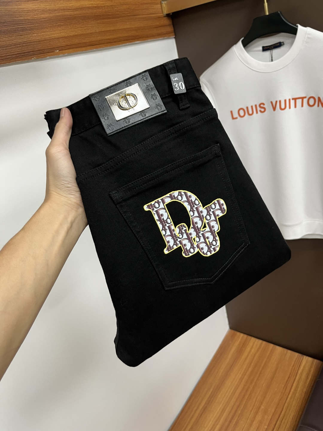 NO:661683,Dior [2025 Winter New Product] European Station Men's Business Casual Jeans When business meets leisure, when classics collide with fashion, in the autumn of 2025, we bring you new European station men's business casual jeans!  Selected high-quality fabrics are soft, comfortable, and highly breathable, allowing you to stay fresh and comfortable during a busy workday. The design is simple yet stylish, perfectly blending business and leisure elements. Whether it is the office or a weekend party, you can easily control it and show your unique taste. Meet your dressing needs for different occasions and rejuvenate your wardrobe. QDK  Slim tailoring fits the body shape, highlighting a man's erectness and confidence. The details show ingenuity, and every stitch is carefully polished to ensure both quality and comfort. Sizes 29-40, dior, jeans,  19860909迪奥【2025冬季新品】欧洲站男士商务休闲牛仔裤 当商务遇上休闲,当经典碰撞时尚,2025年秋季,我们为您带来全新欧洲站男士商务休闲牛仔裤！ 精选高品质面料,柔软舒适,透气性极佳,让您在繁忙的工作日中依然保持清爽与自在. 设计简约而不失格调,完美融合商务与休闲元素,无论是办公室还是周末聚会,都能轻松驾驭,展现您的独特品味. 满足您不同场合的穿搭需求,让您的衣橱焕发新生.QDK 修身剪裁,贴合身形,凸显男士的挺拔与自信.细节之处彰显匠心,每一个针脚都经过精心打磨,确保品质与舒适并存. 尺码29-40,,dior,jeans, ,Men's clothing